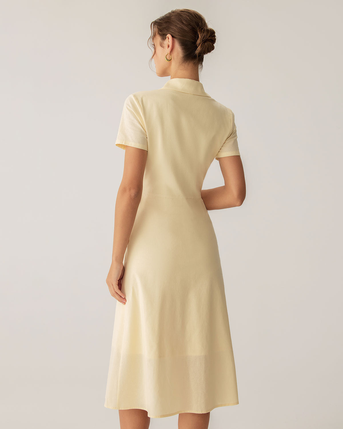 Vestido midi amarelo com botões e mangas curtas