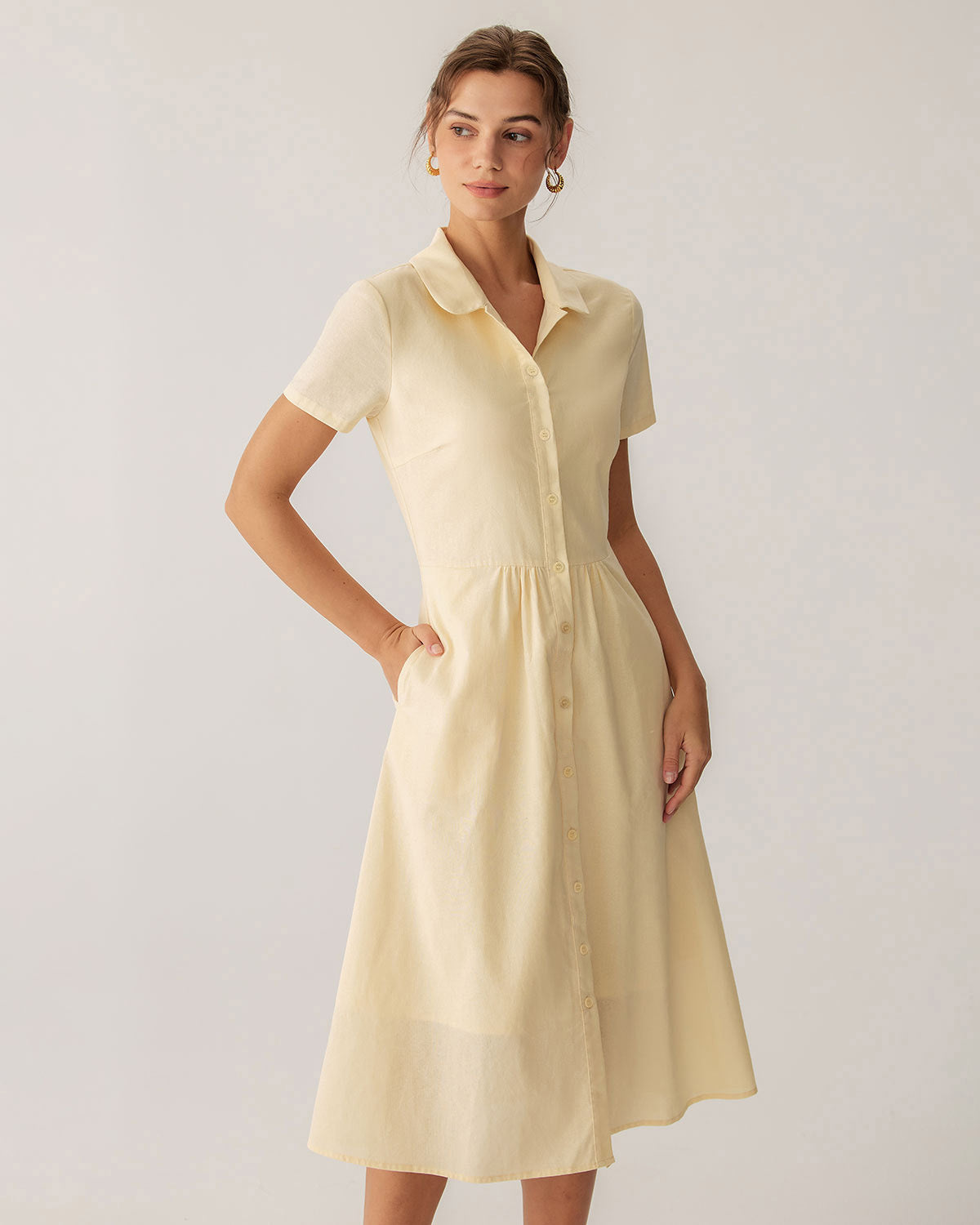 Vestido midi amarelo com botões e mangas curtas