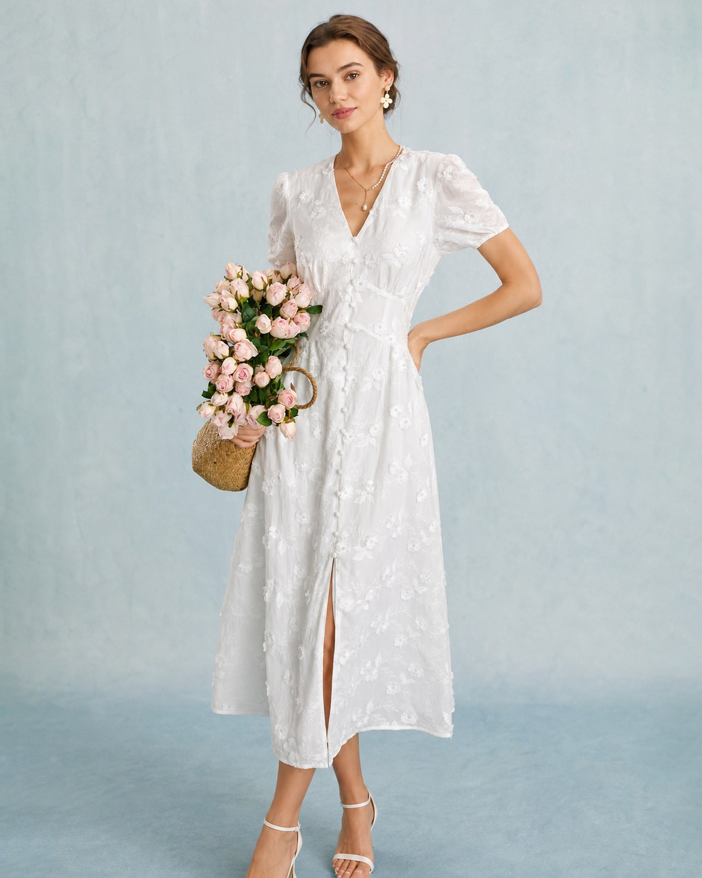 Vestido midi branco com mangas bufantes e bordados