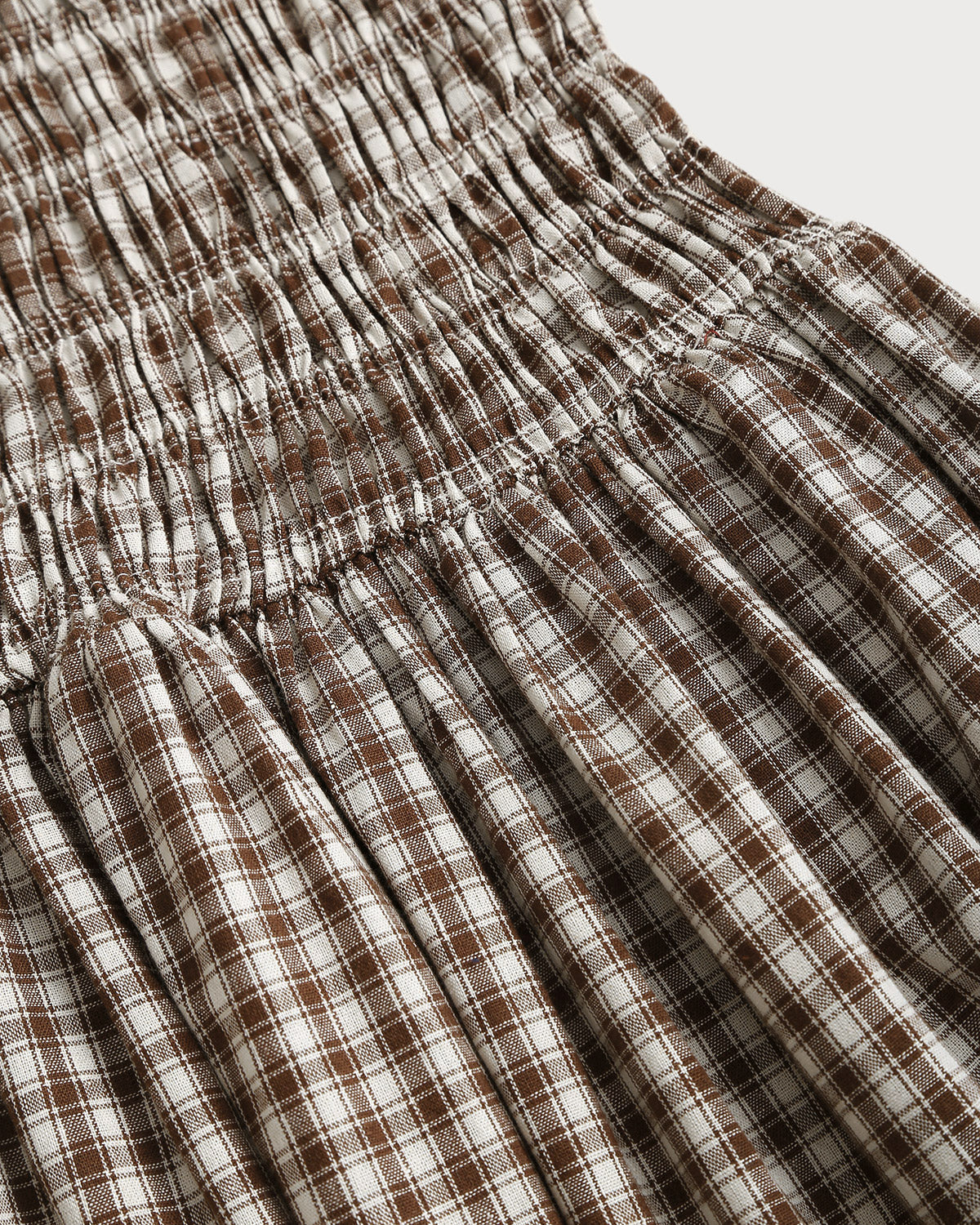 Vestido midi xadrez café com corpo franzido e mangas bufantes