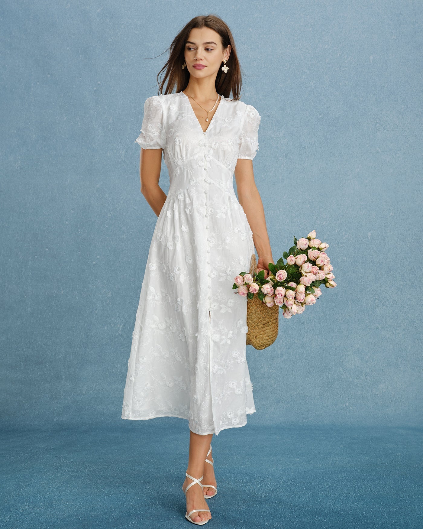 Vestido midi branco com mangas bufantes e bordados