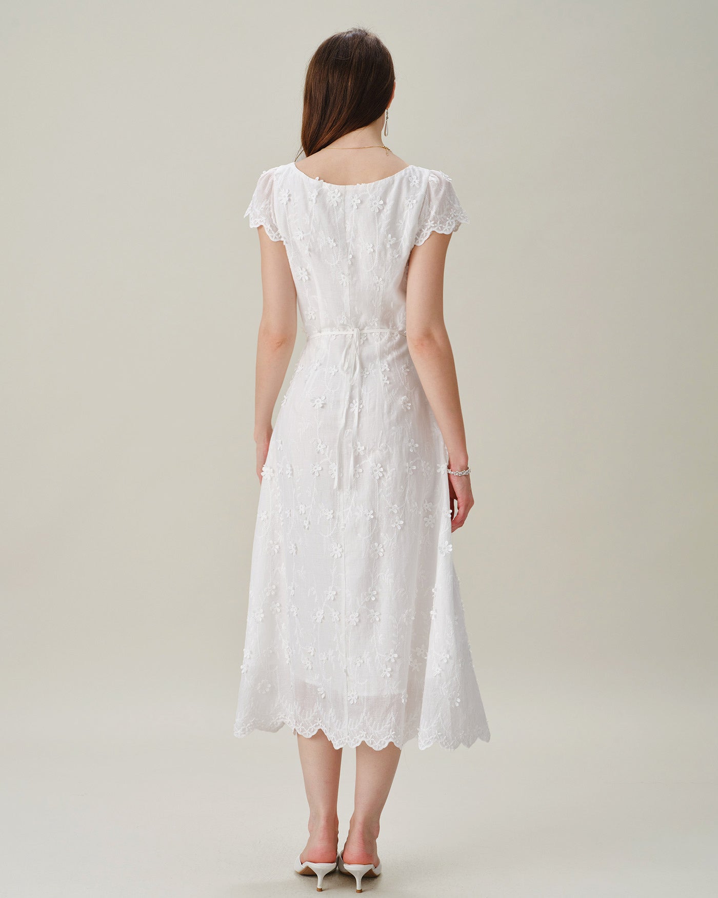 Vestido midi branco com decote quadrado e bordado