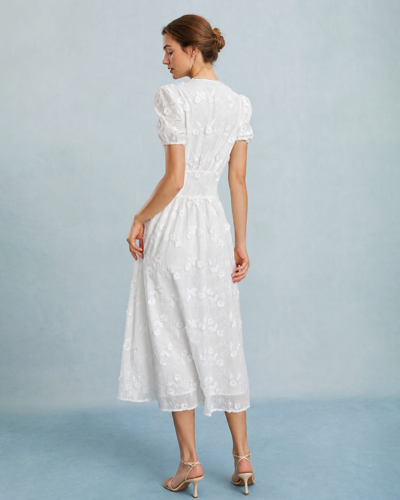 Vestido midi branco com mangas bufantes e bordados