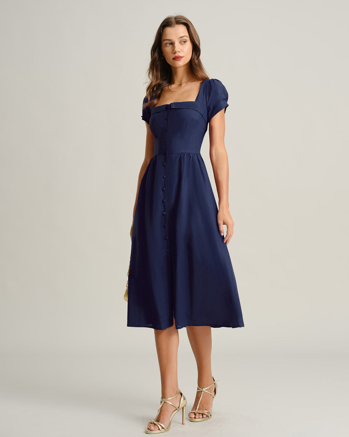 Vestido midi evasê marinho com decote quadrado e mangas curtas