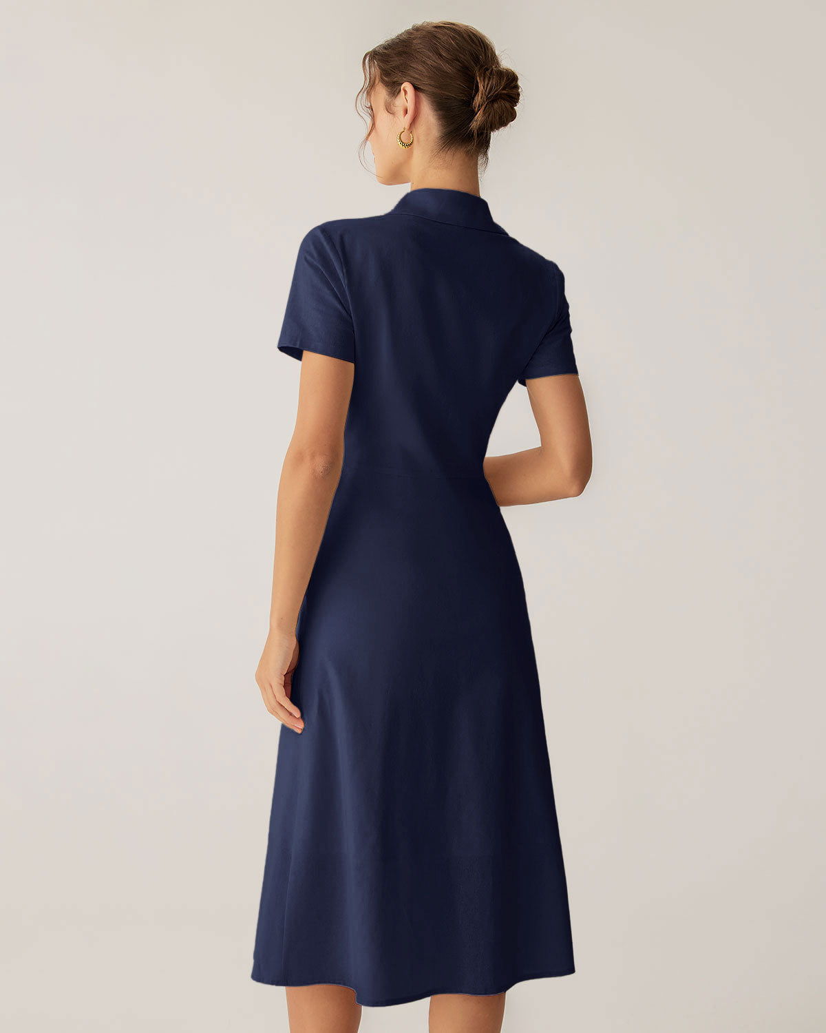 Vestido midi azul marinho com bolso e manga curta
