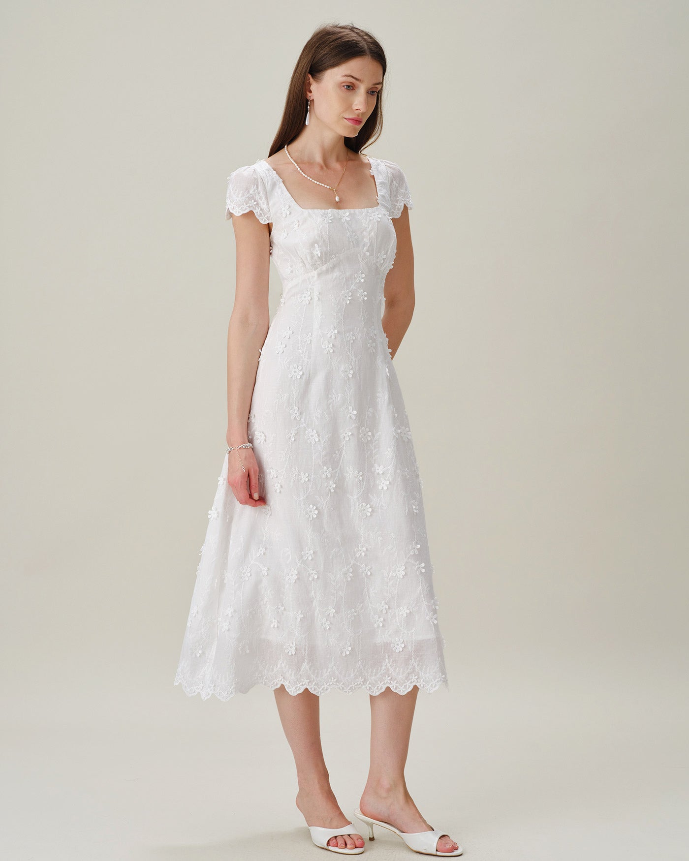 Vestido midi branco com decote quadrado e bordado