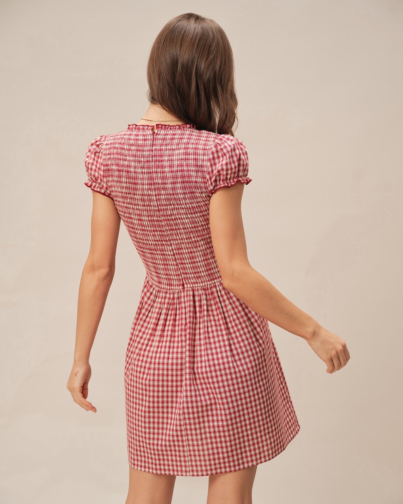 Vestido curto xadrez com decote em V — Vermelho