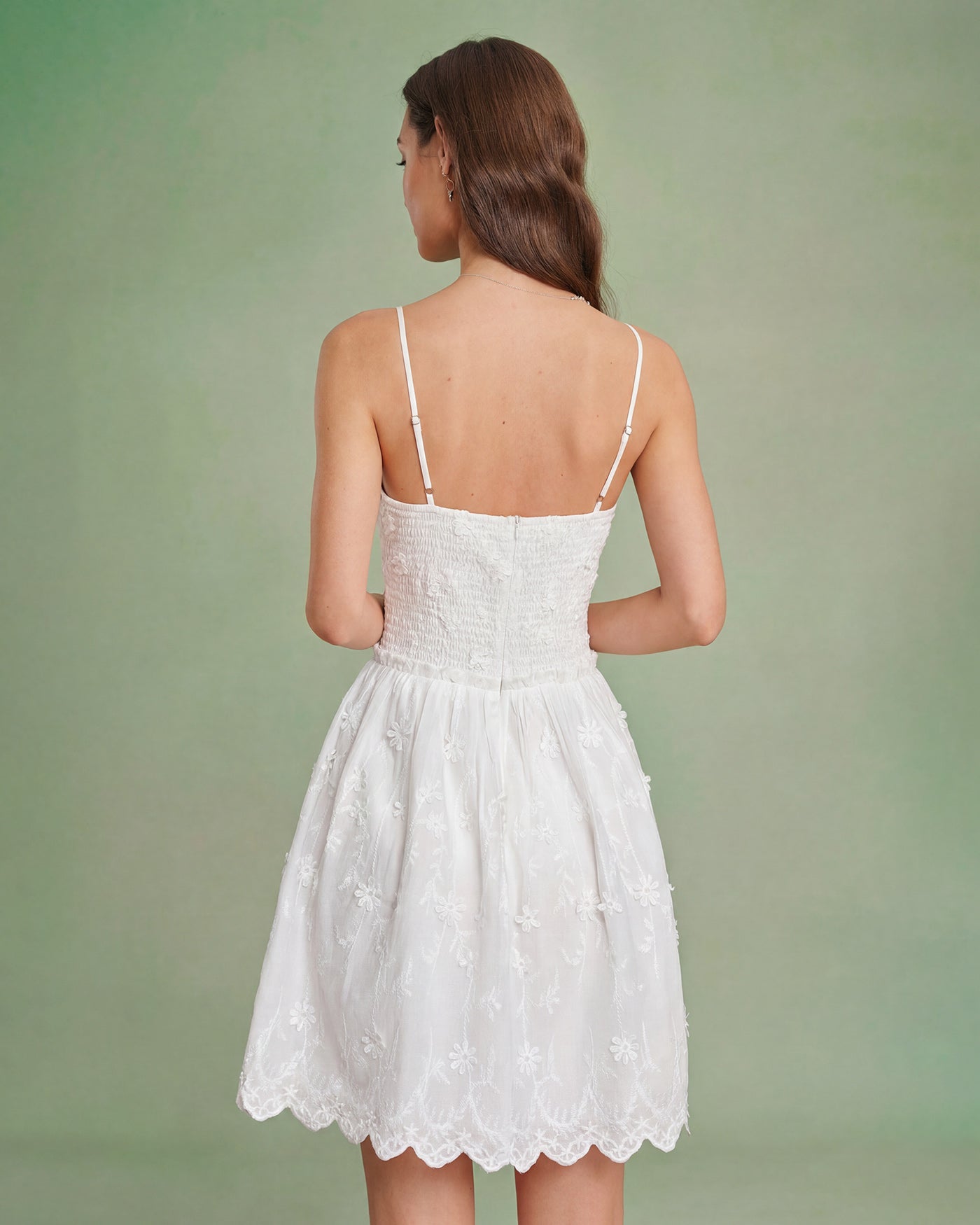 Minivestido slip branco com bordado floral