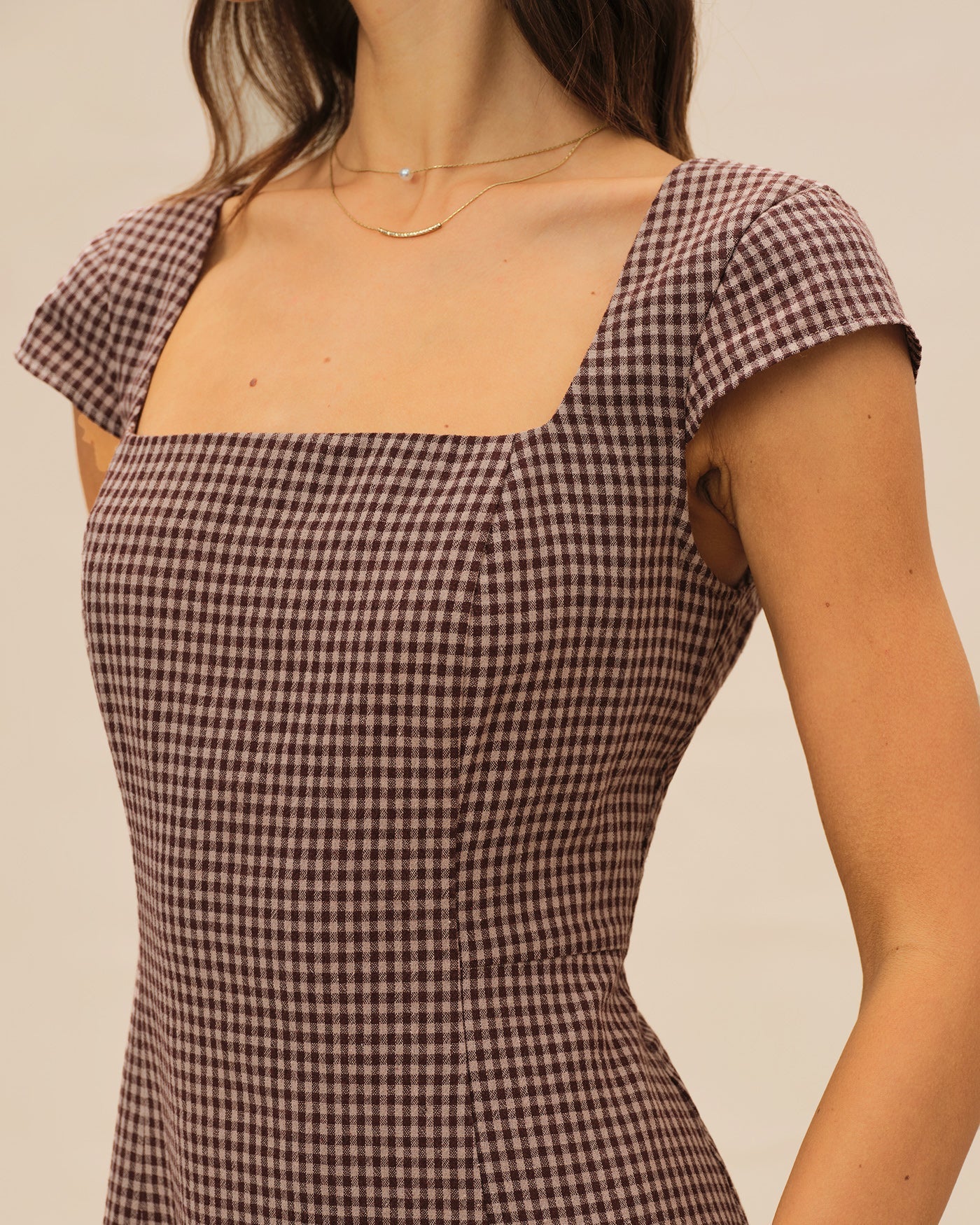 Mini vestido xadrez marrom com decote quadrado