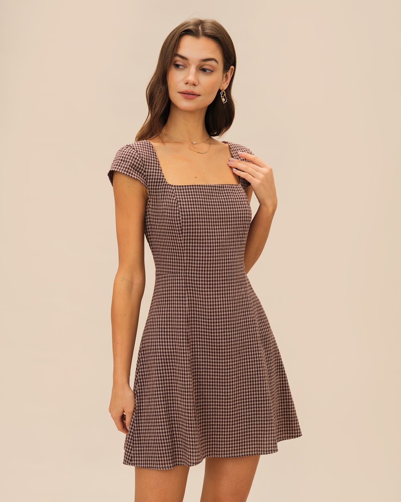 Mini vestido xadrez marrom com decote quadrado