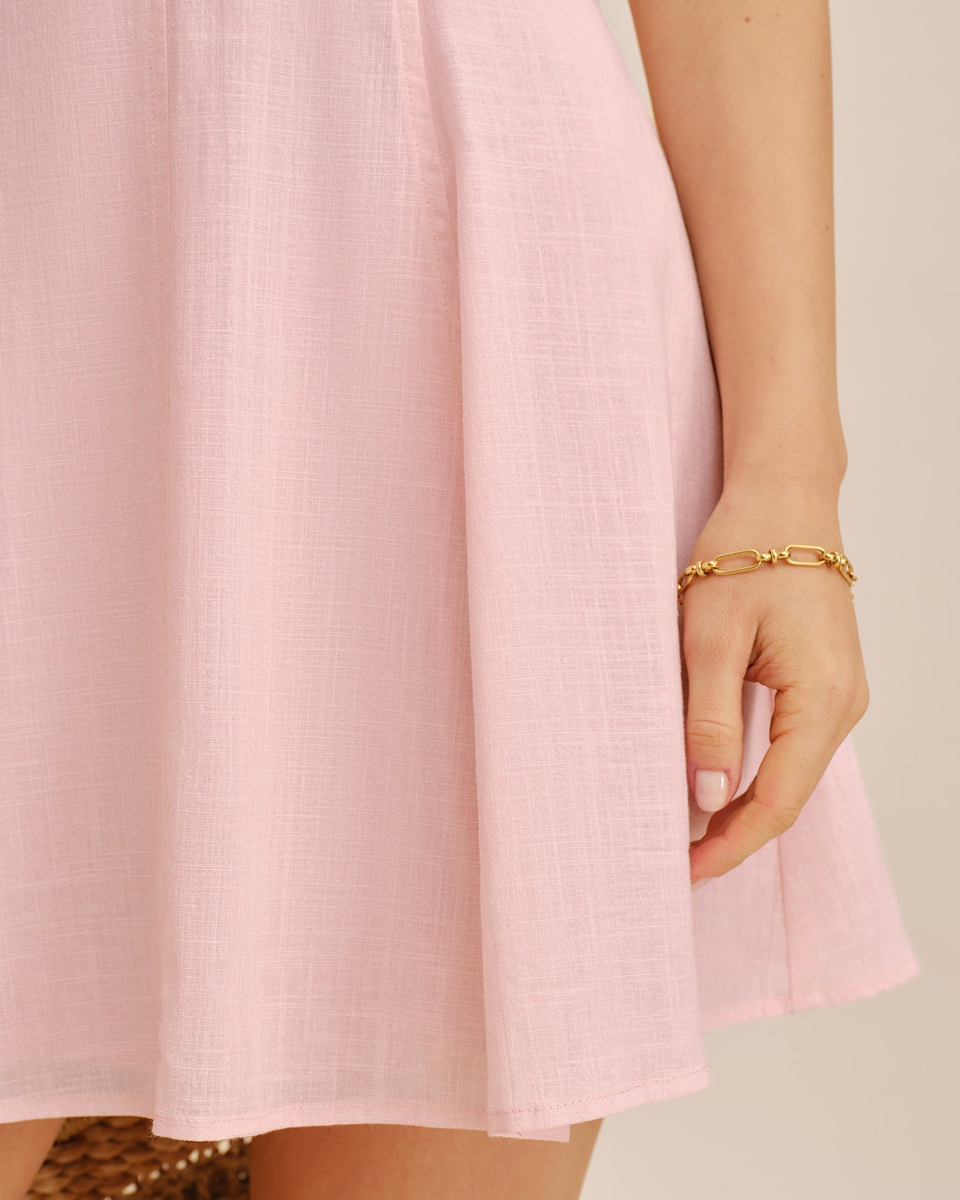 Mini vestido rosa com recortes e bordados