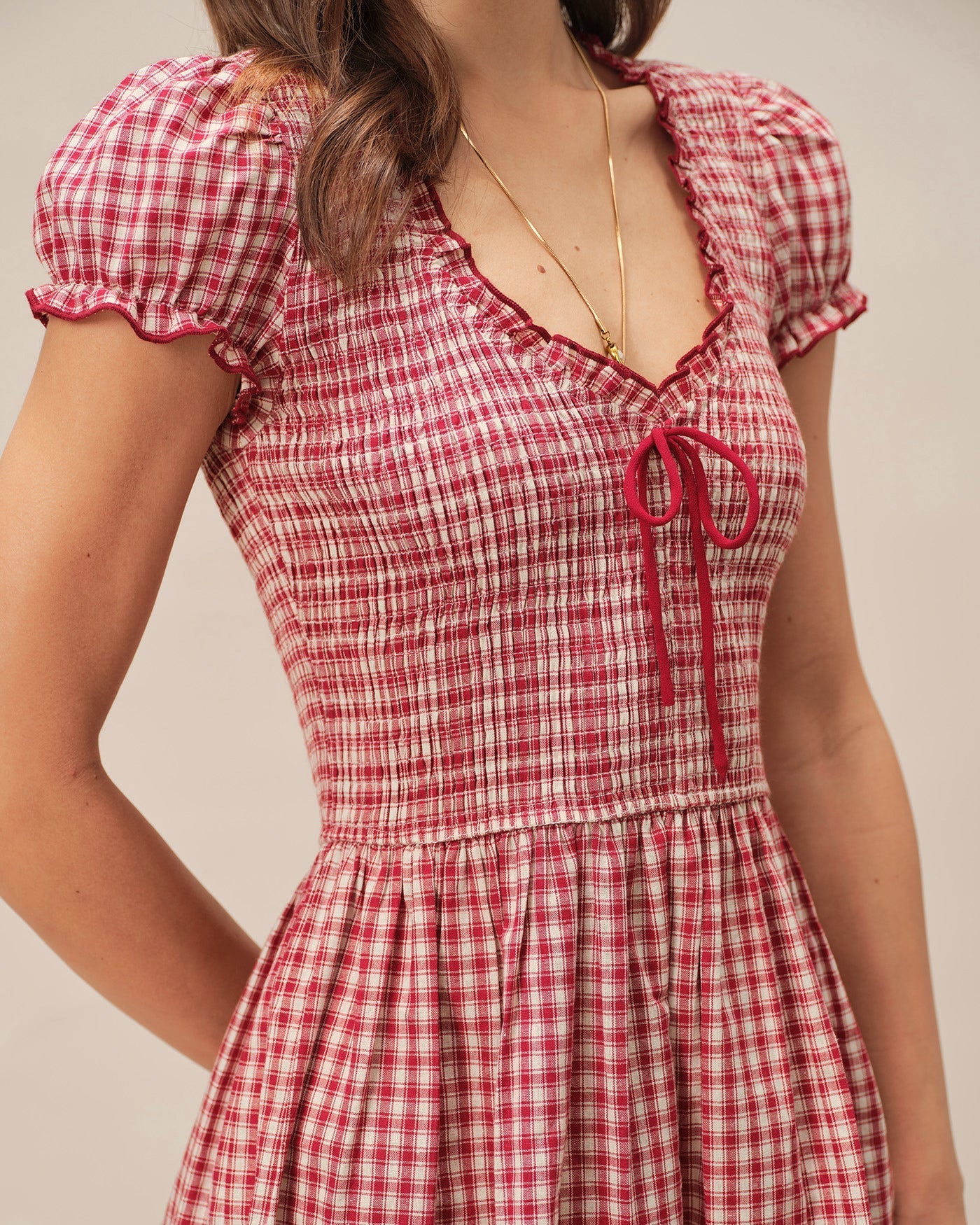 Vestido curto xadrez com decote em V — Vermelho