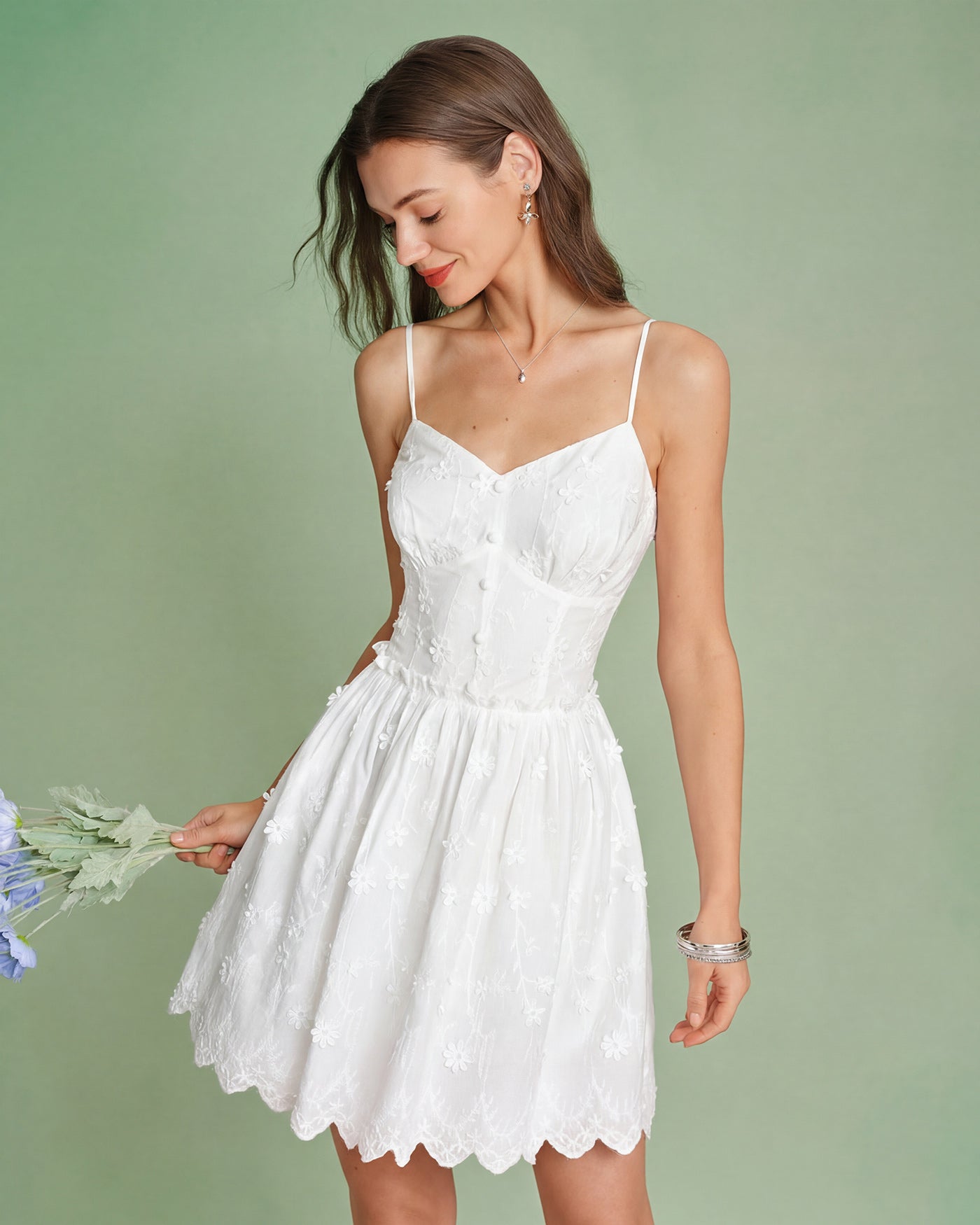 Minivestido slip branco com bordado floral