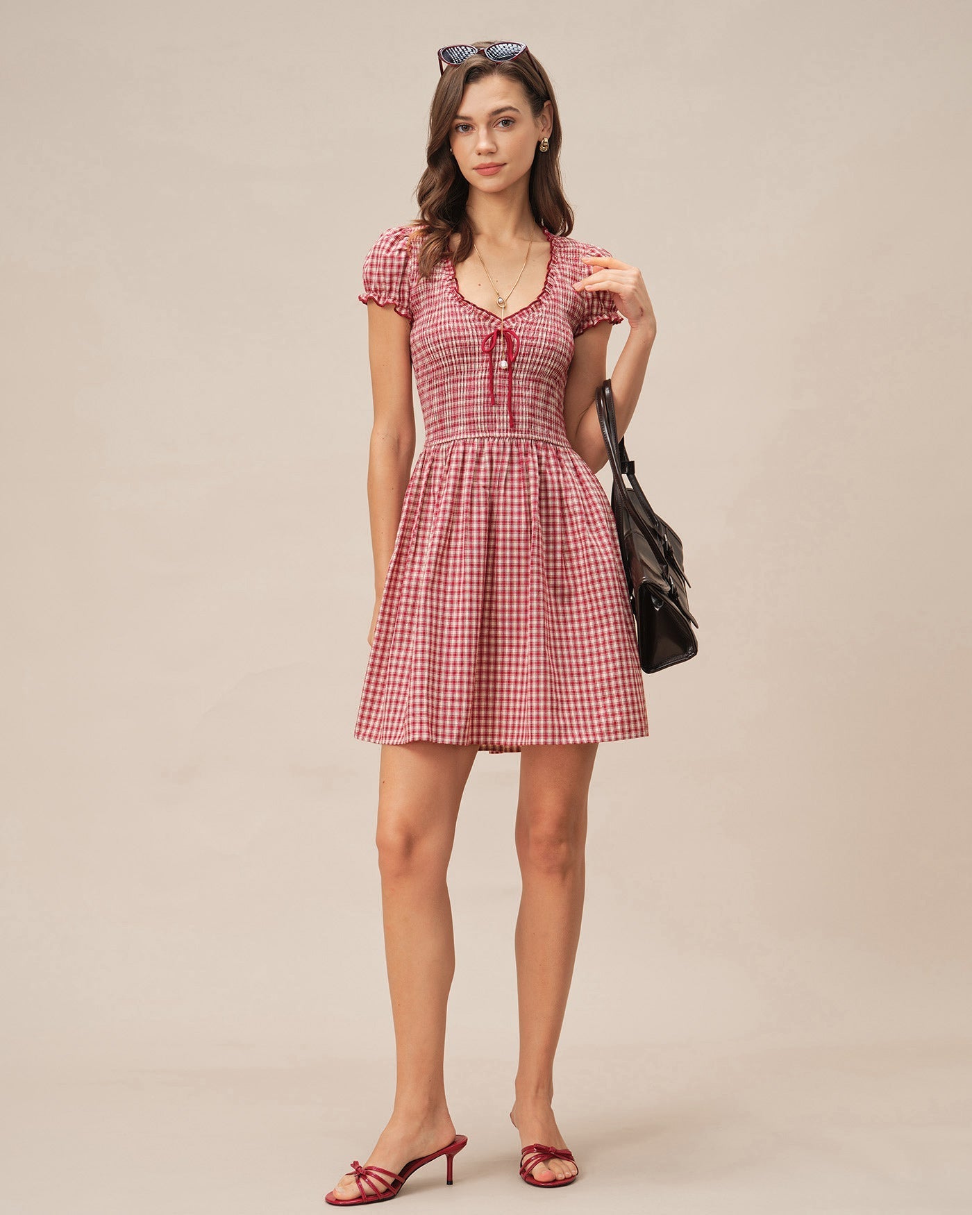 Vestido curto xadrez com decote em V — Vermelho