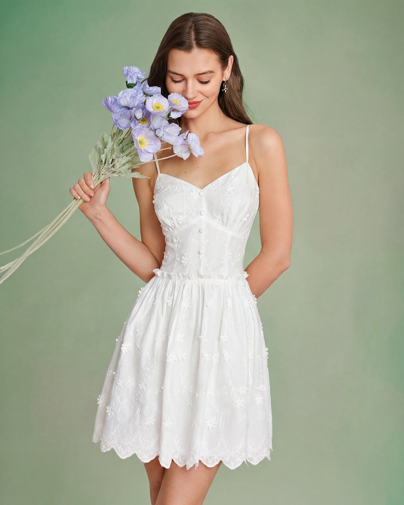 Minivestido slip branco com bordado floral
