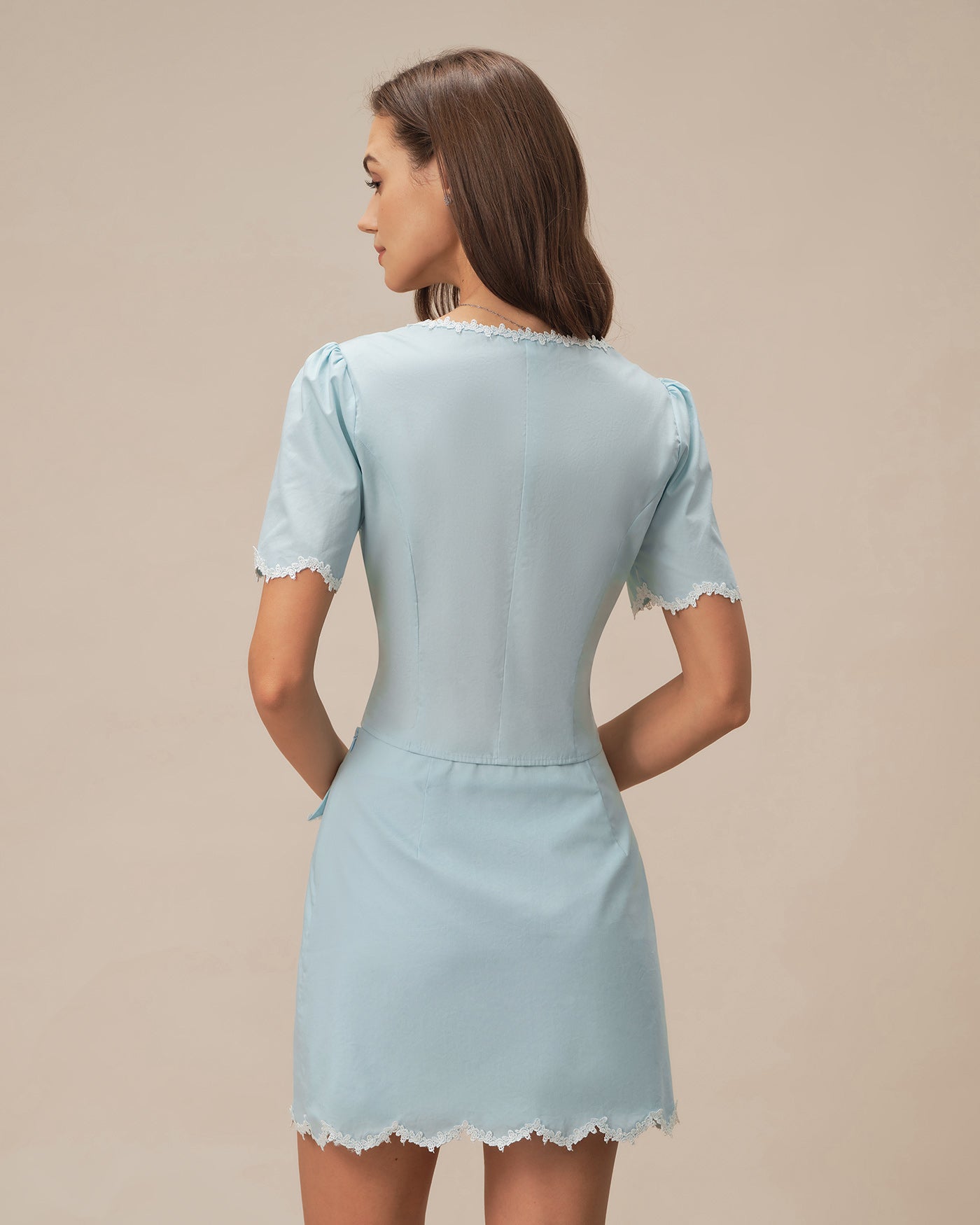 Mini saia em renda azul claro com bolso e botões