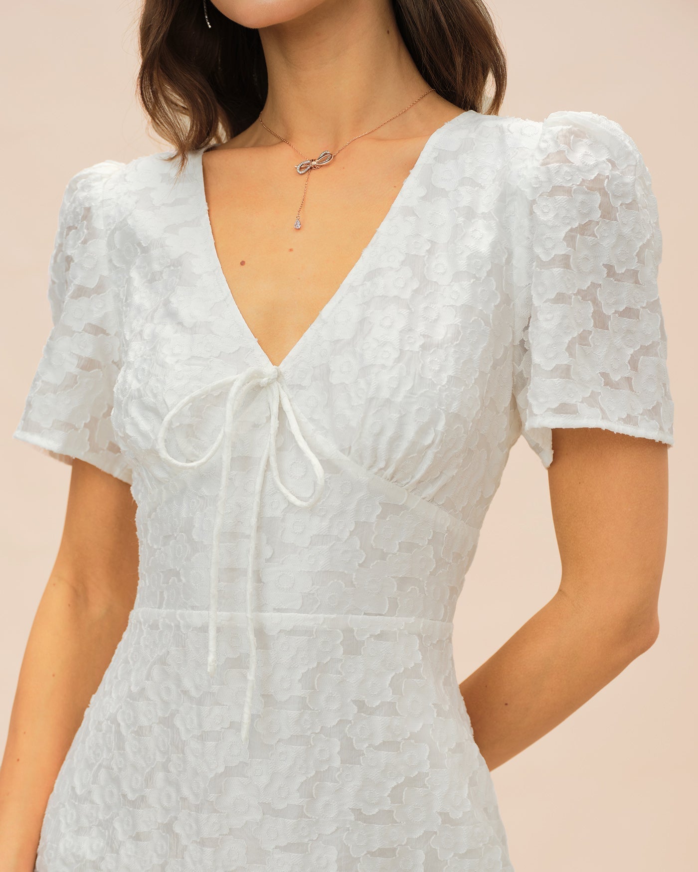 Mini vestido jacquard branco com decote em V