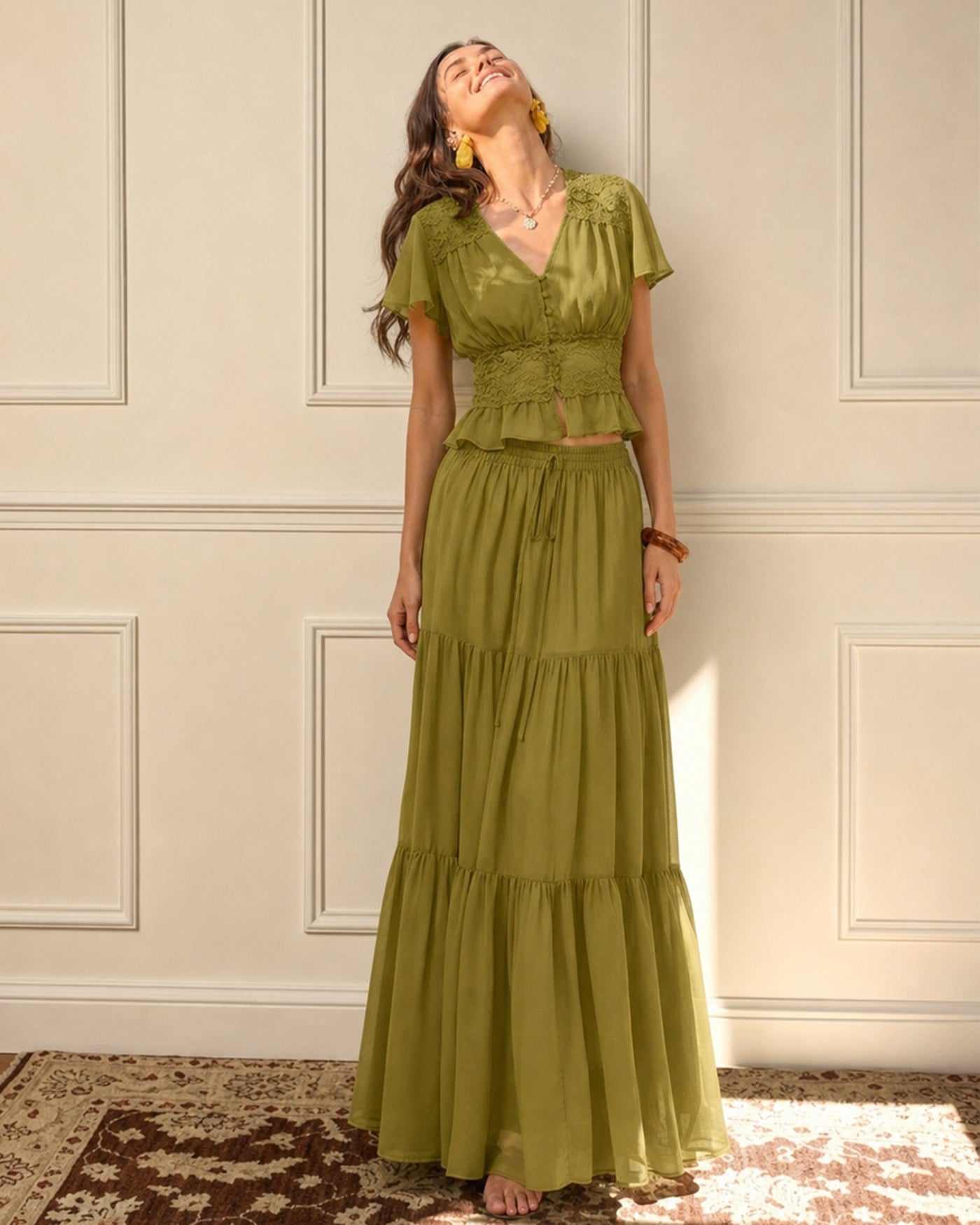 Blusa verde com decote em V e franzidos