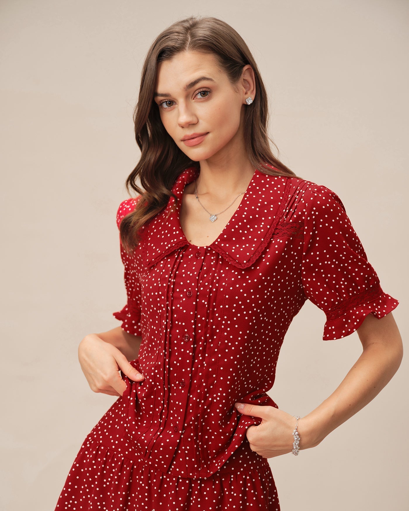 Blusa vermelha com mangas bufantes e gola de poá