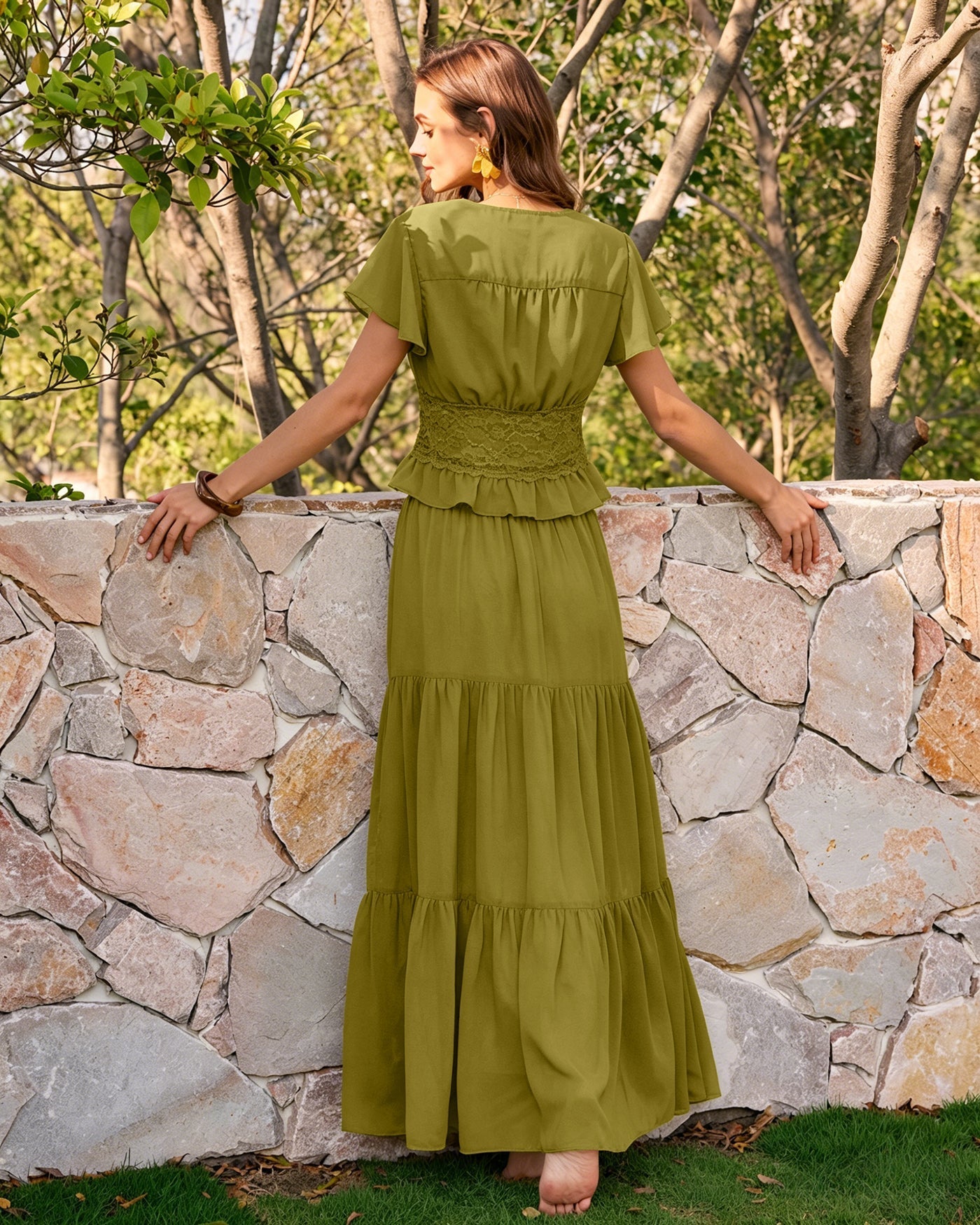 Blusa verde com decote em V e franzidos