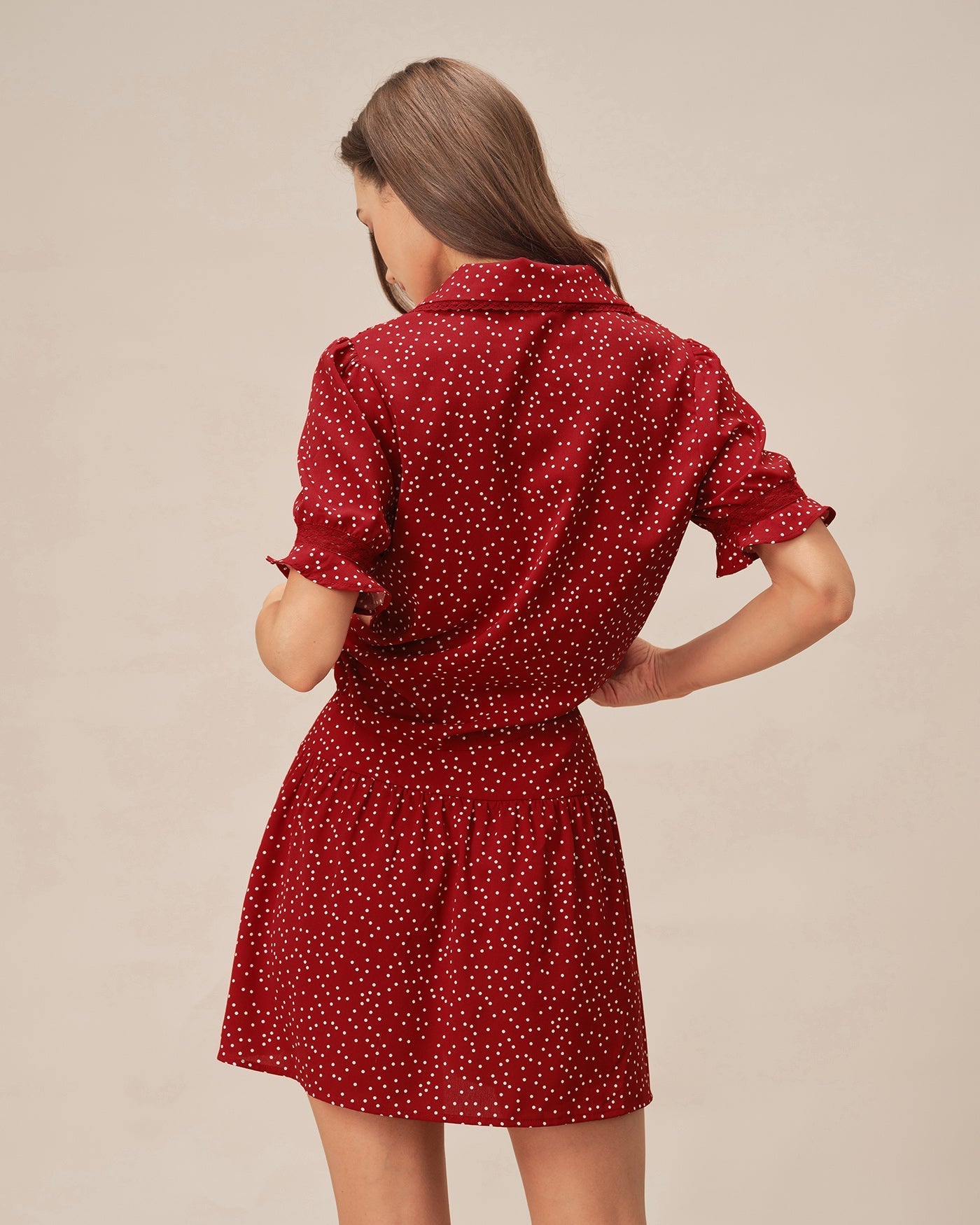 Blusa vermelha com mangas bufantes e gola de poá