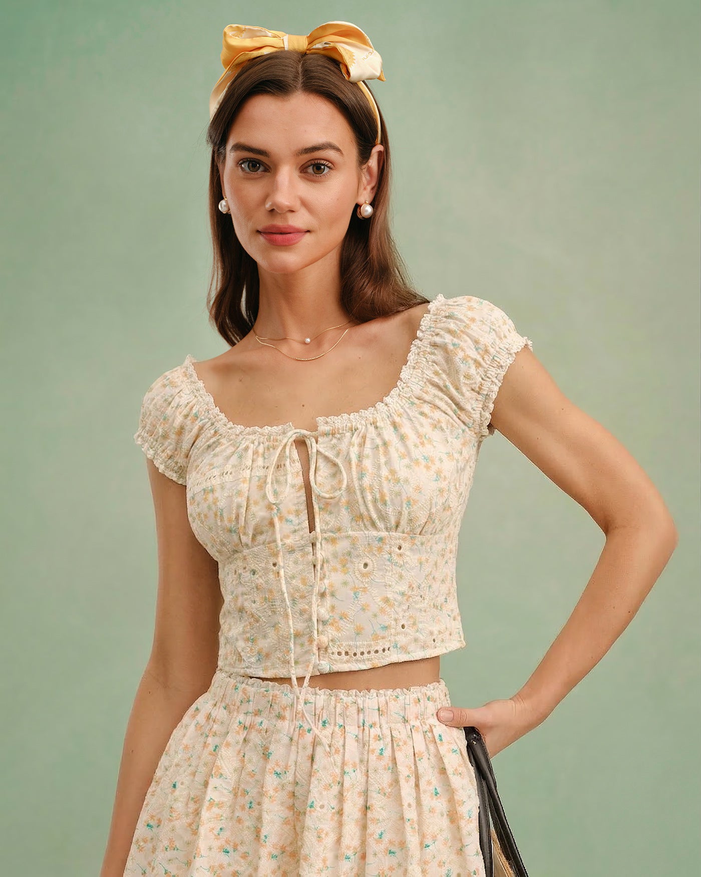 Blusa floral amarela com decote quadrado