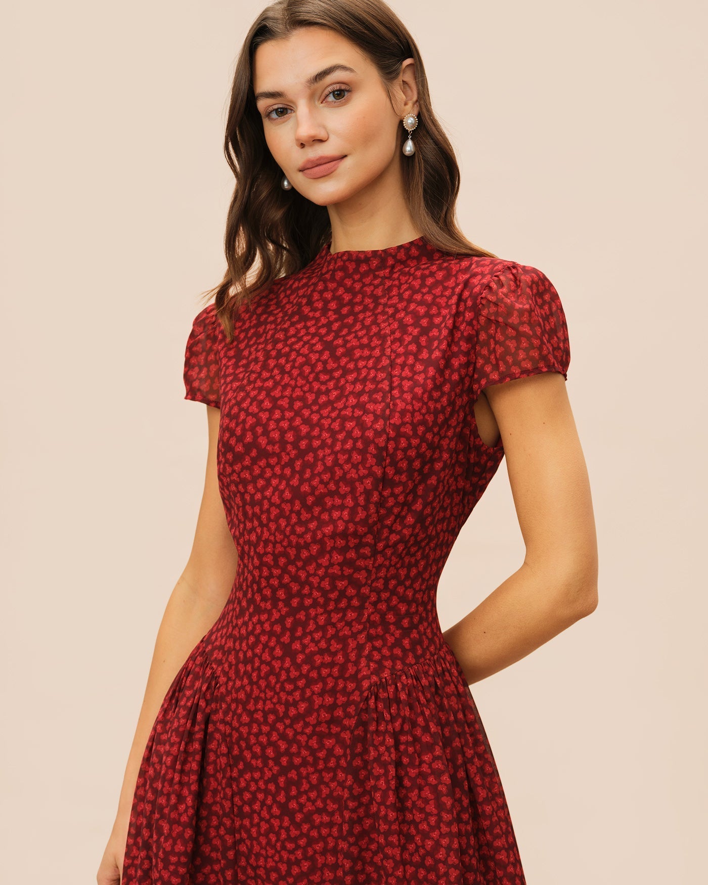 Vestido longo floral vermelho com manga tipo capa