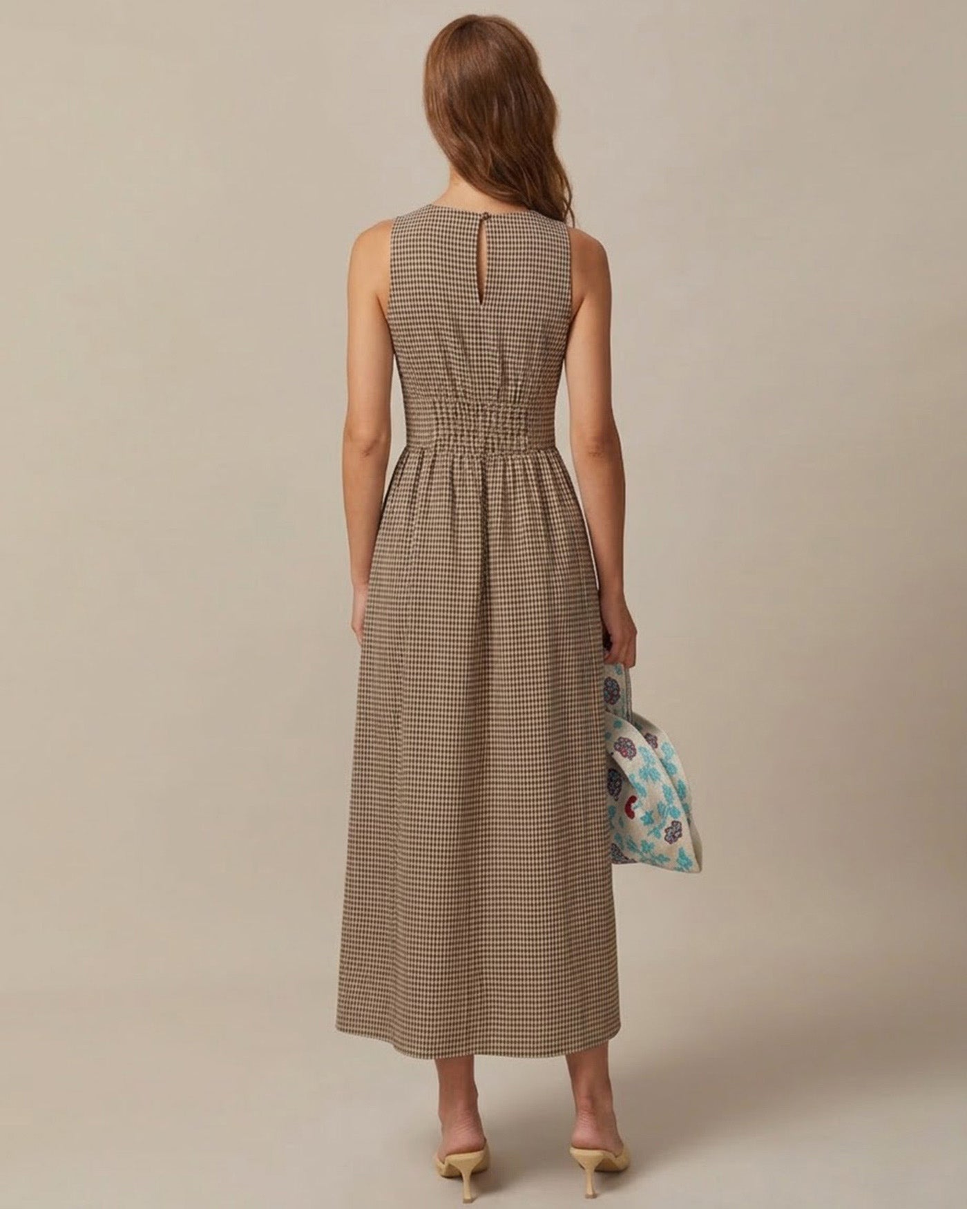 Vestido longo xadrez com decote em V — marrom