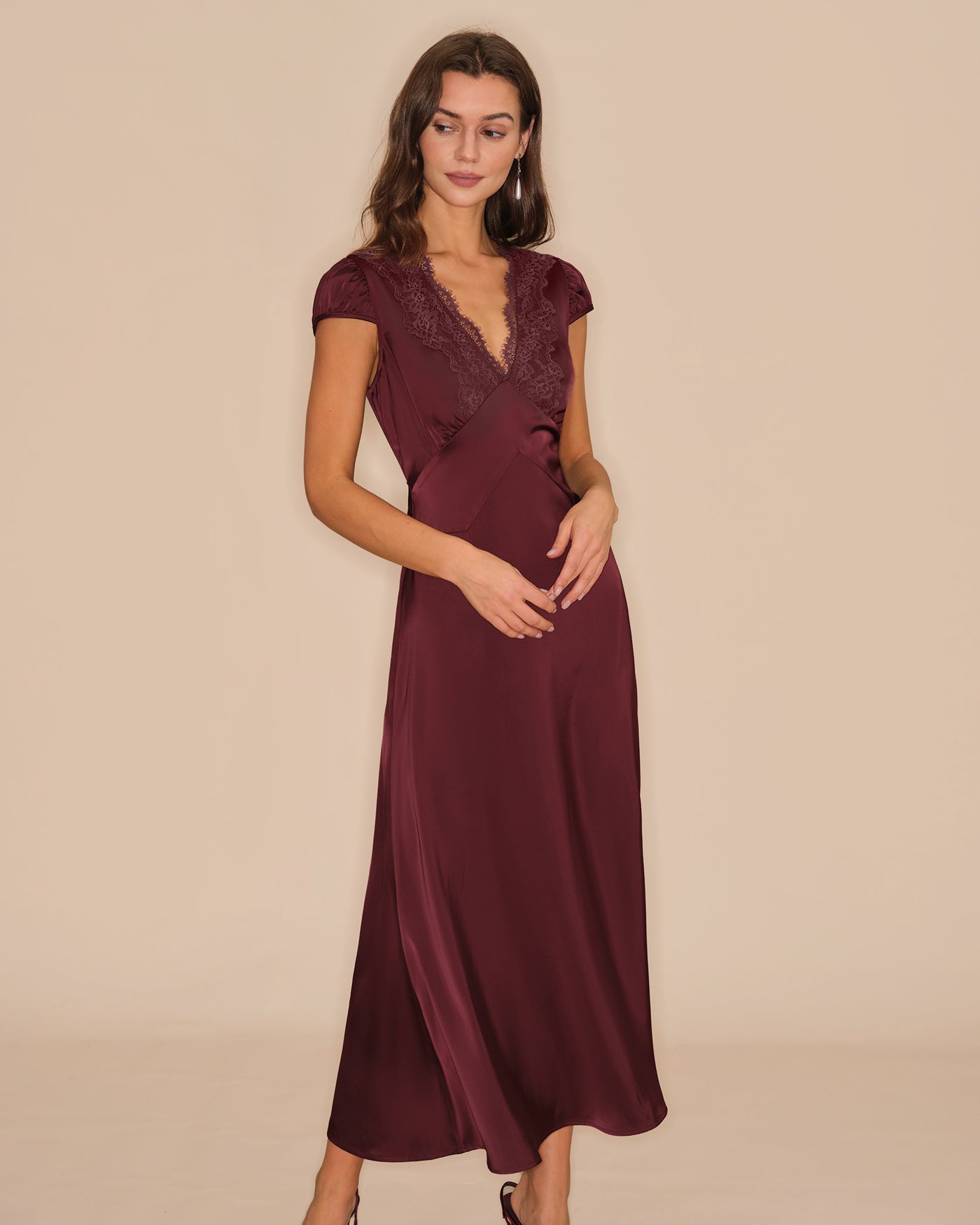 Vestido longo em renda com decote em V — Vinho
