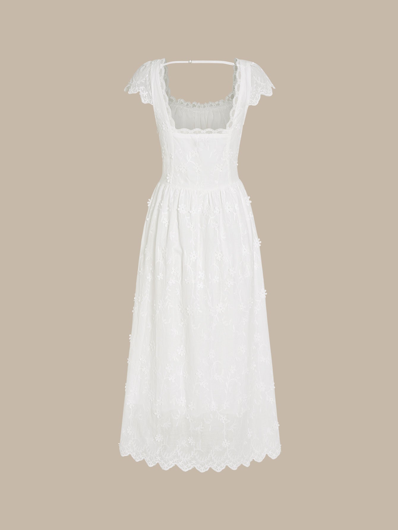 Vestido longo branco em renda floral com decote quadrado