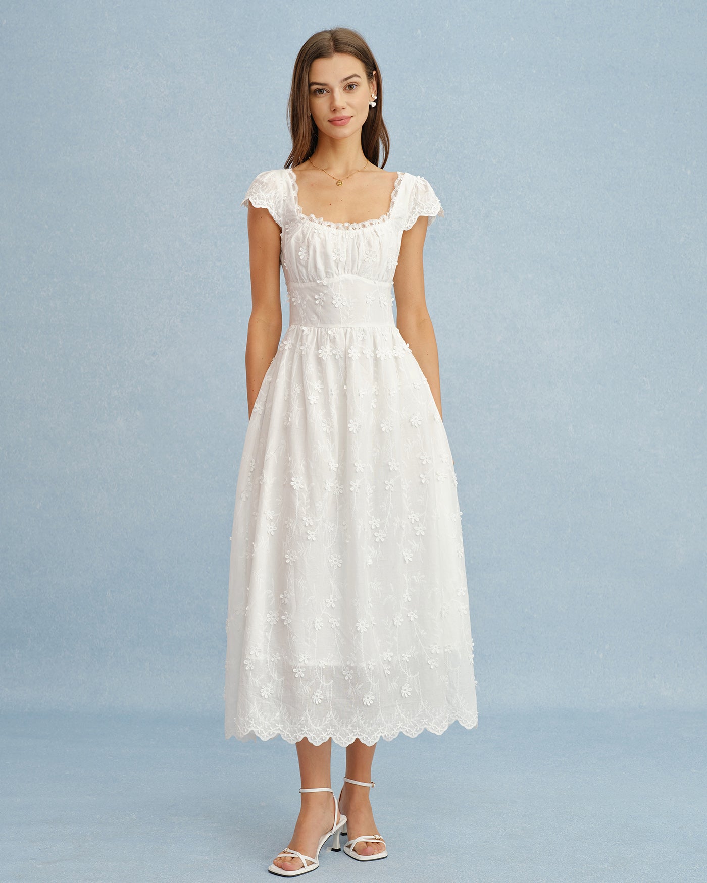 Vestido longo branco em renda floral com decote quadrado