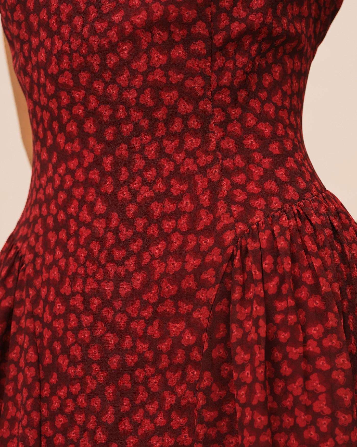 Vestido longo floral vermelho com manga tipo capa