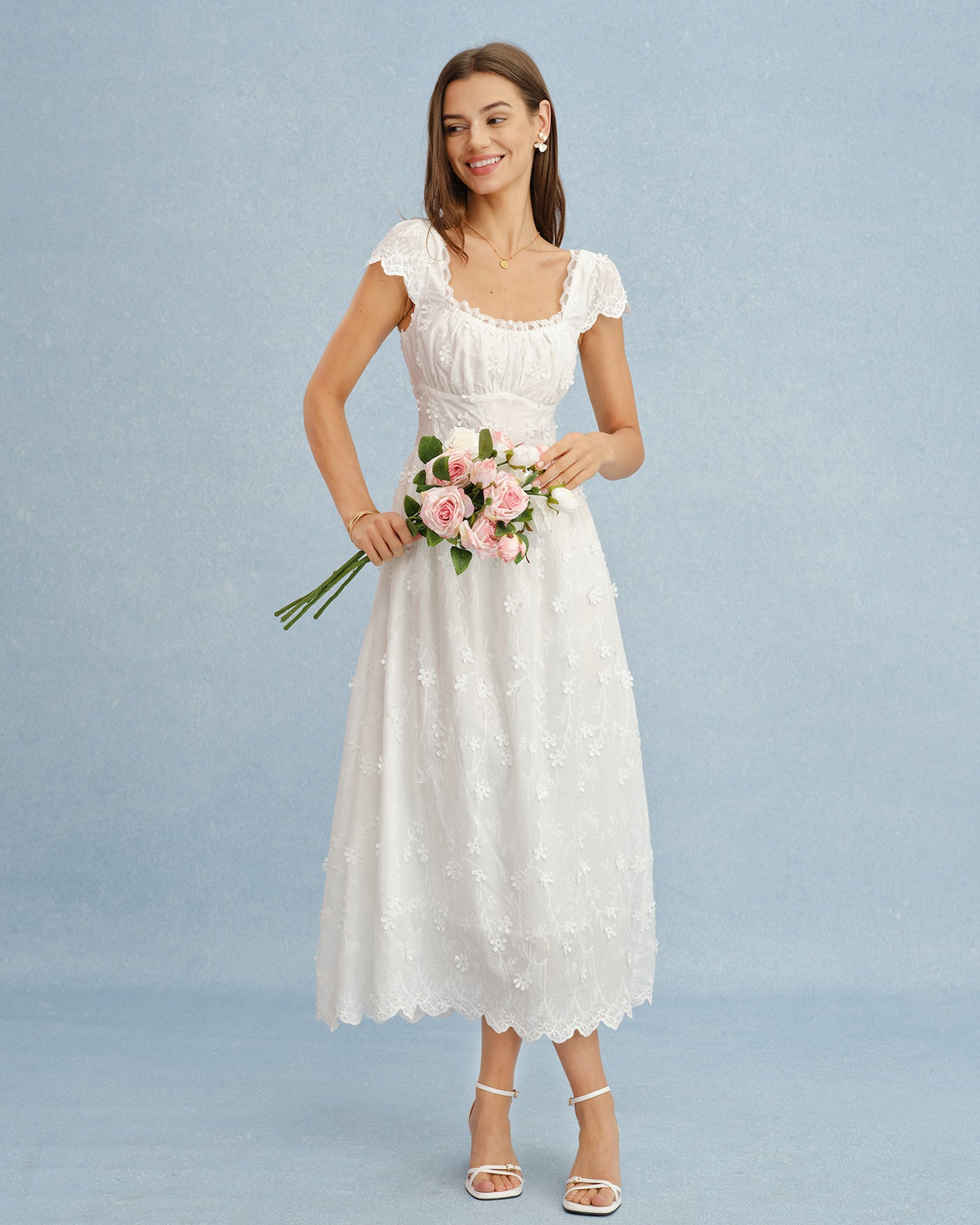 Vestido longo branco em renda floral com decote quadrado