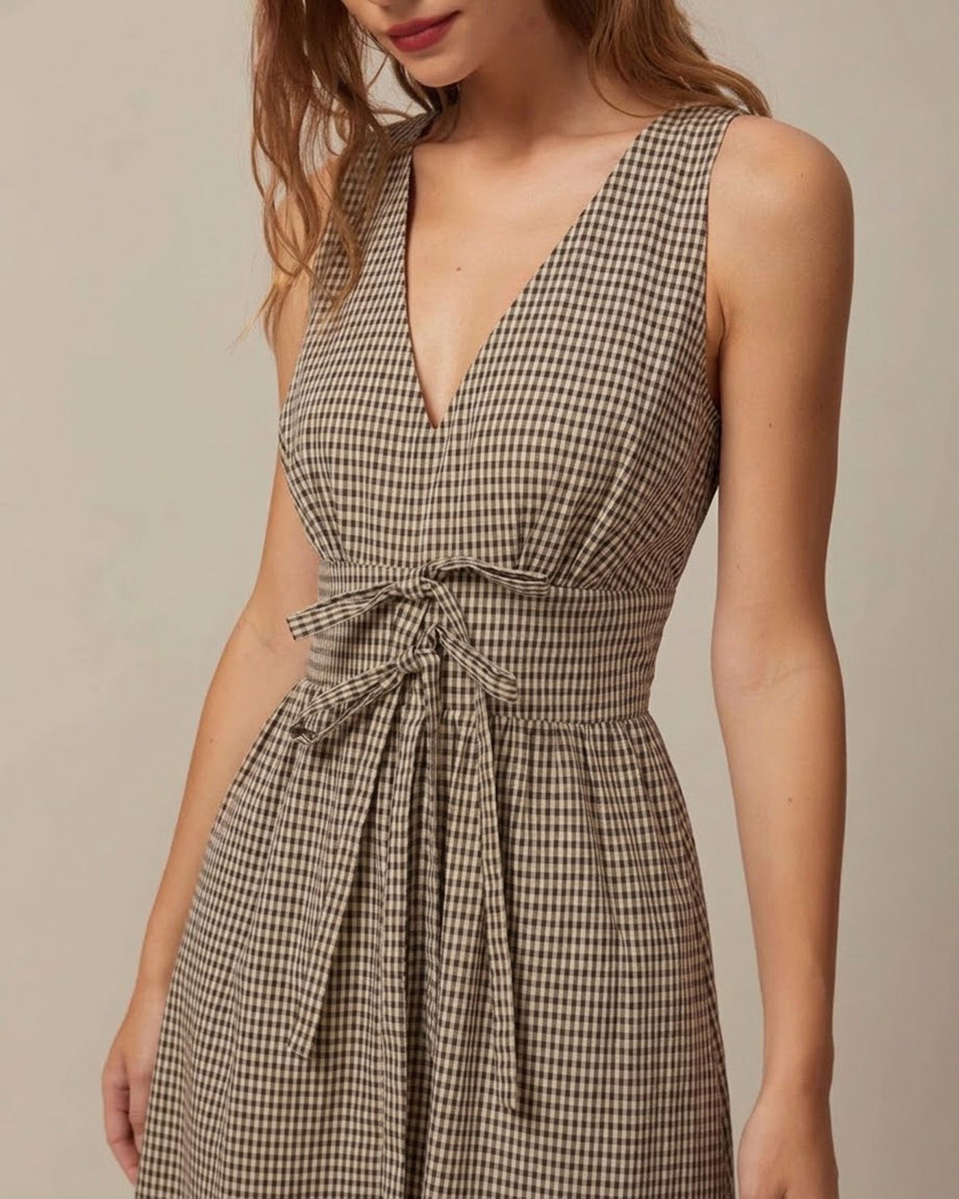 Vestido longo xadrez com decote em V — marrom