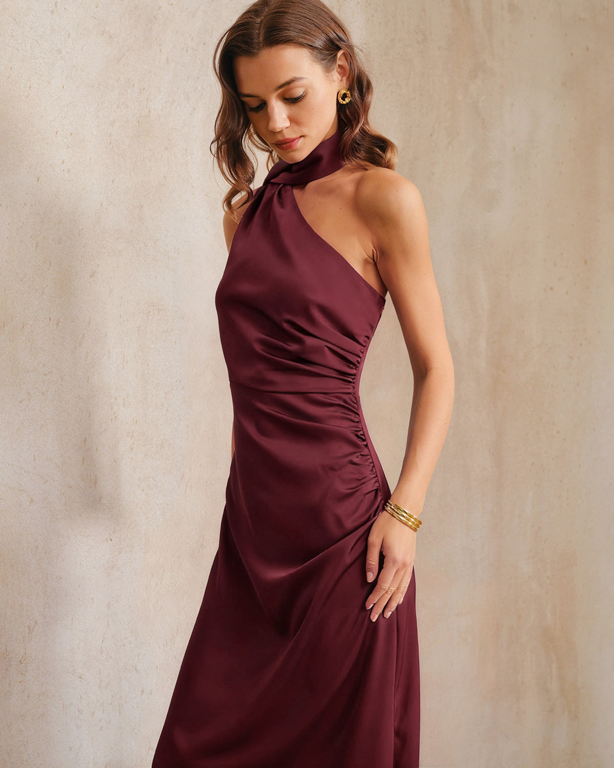 Vestido longo em cetim com ombro único — vinho