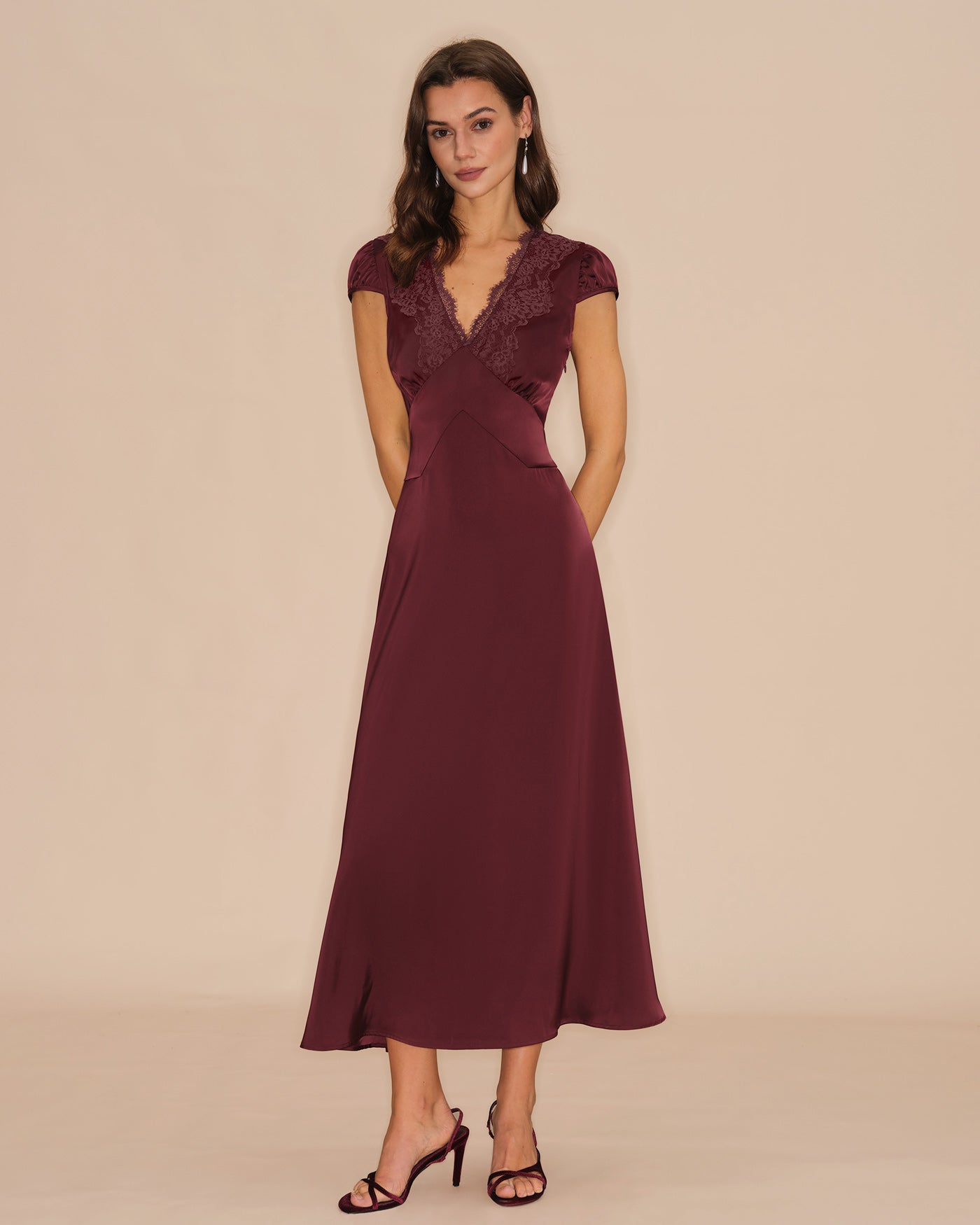 Vestido longo em renda com decote em V — Vinho