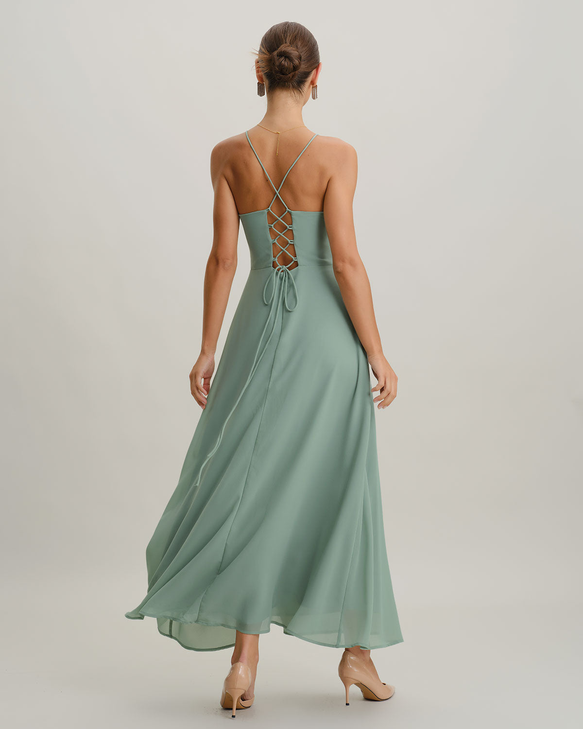 Vestido longo slip verde com corte A e costas à mostra
