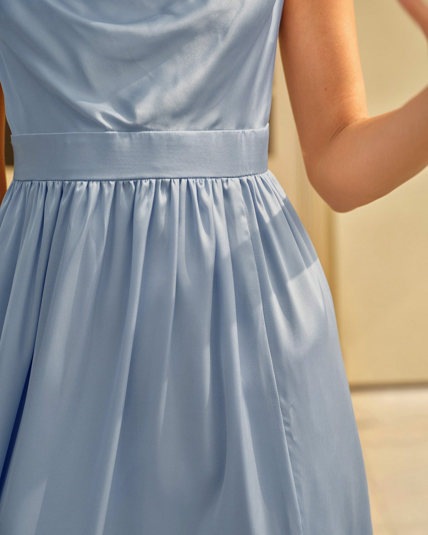 Vestido longo slip de cetim azul com franzidos