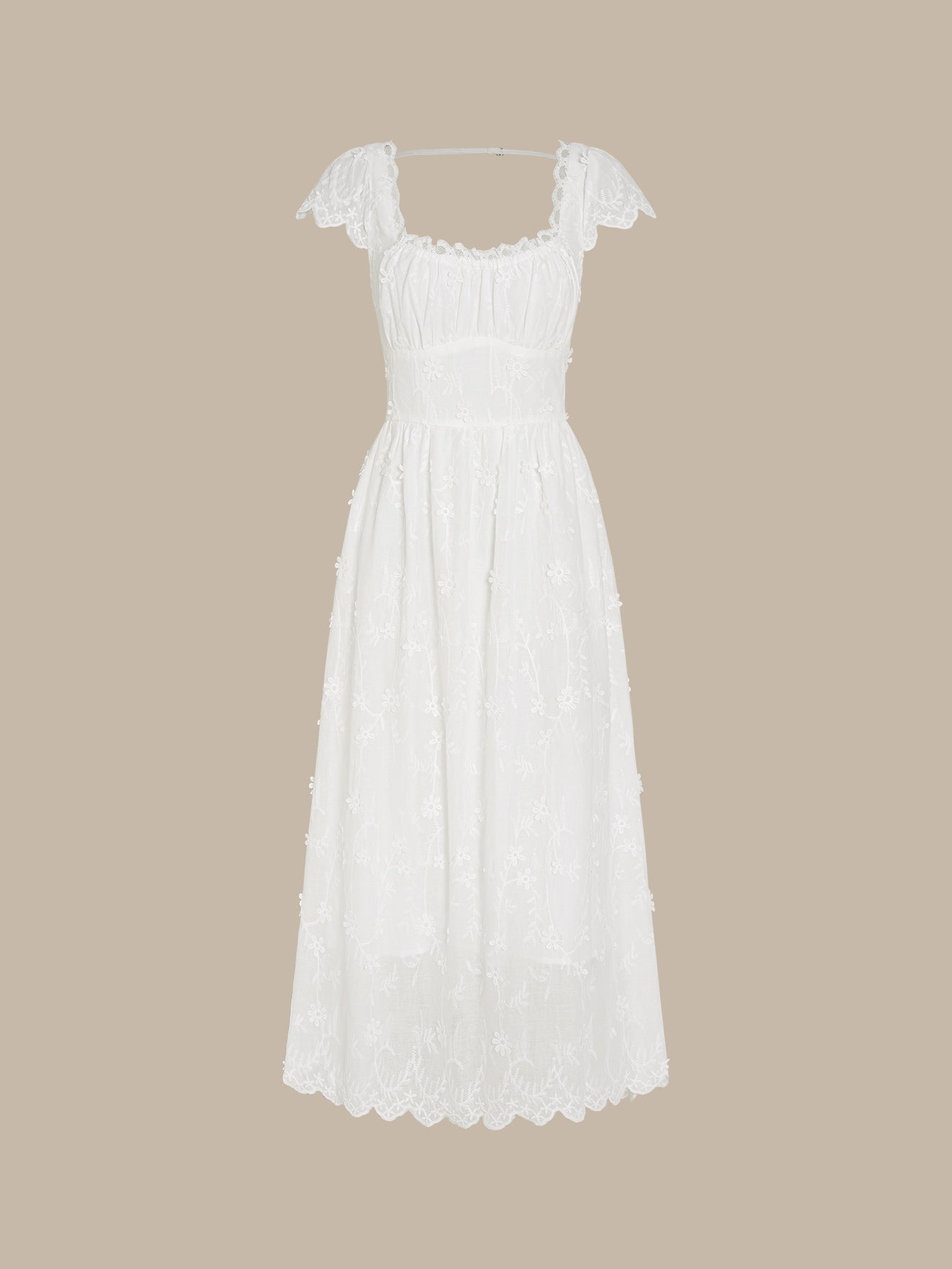 Vestido longo branco em renda floral com decote quadrado
