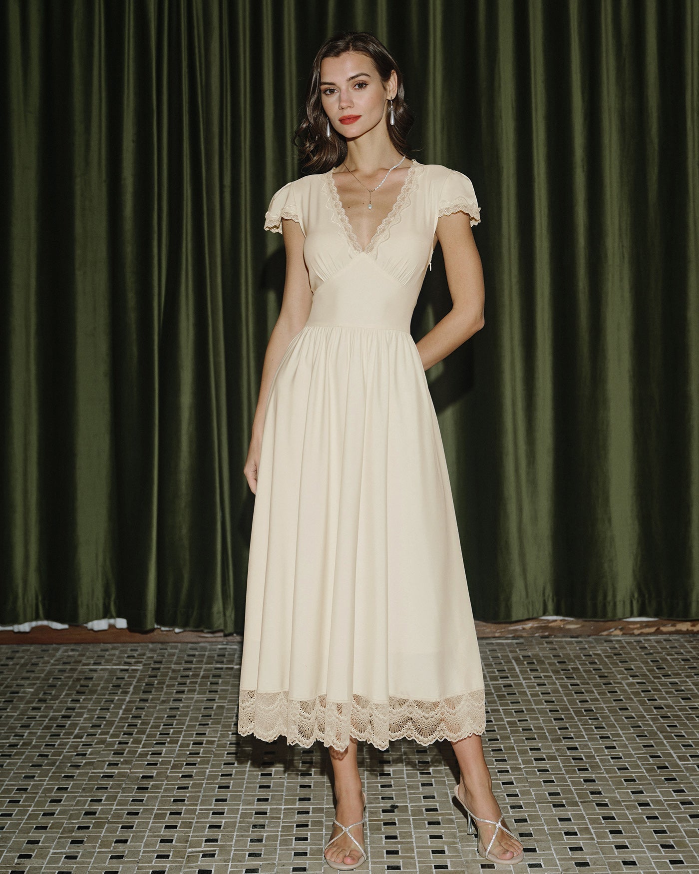 Vestido longo em renda com decote em V — Damasco