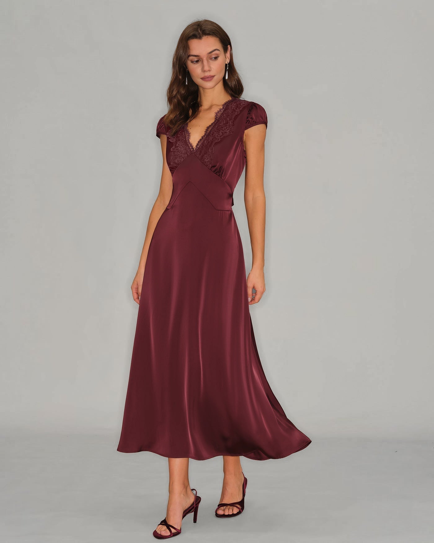 Vestido longo em renda com decote em V — Vinho