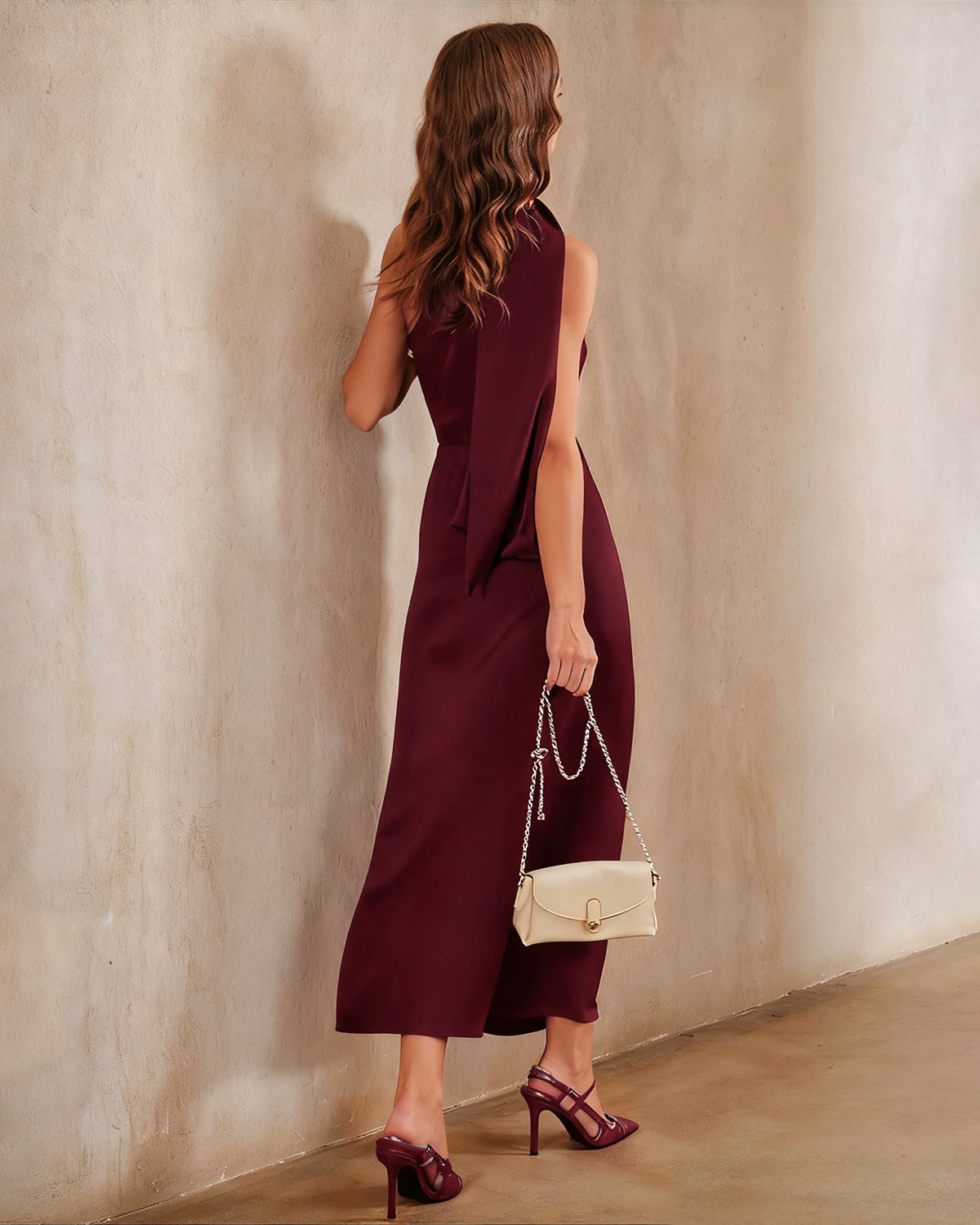 Vestido longo em cetim com ombro único — vinho