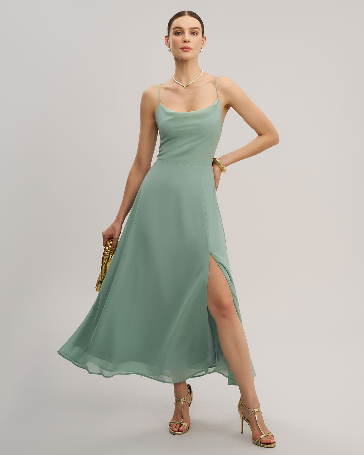 Vestido longo slip verde com corte A e costas à mostra