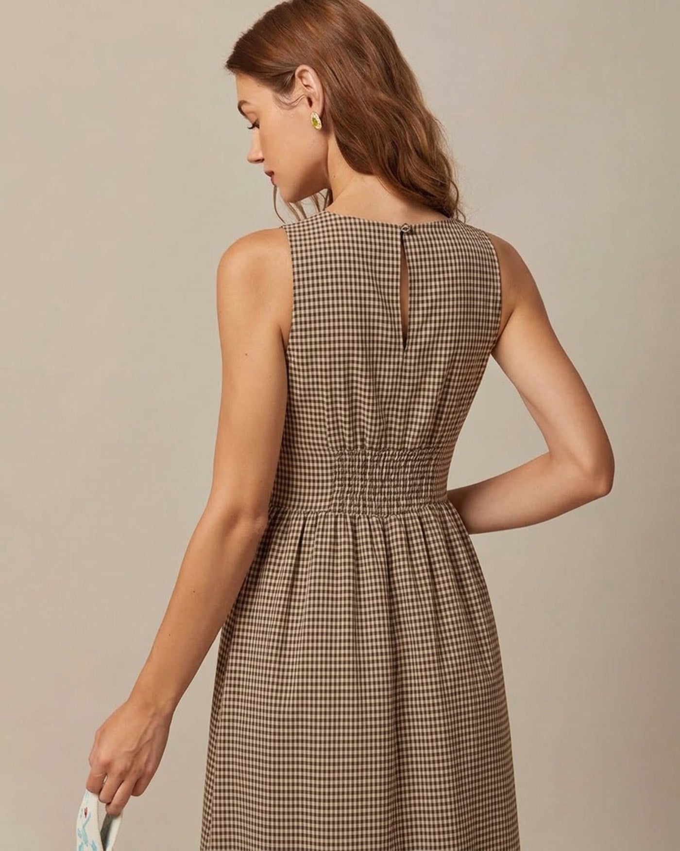 Vestido longo xadrez com decote em V — marrom
