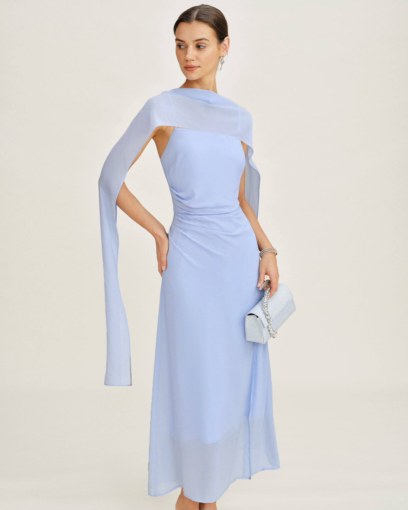Vestido longo em chiffon azul com decote drapeado e alças