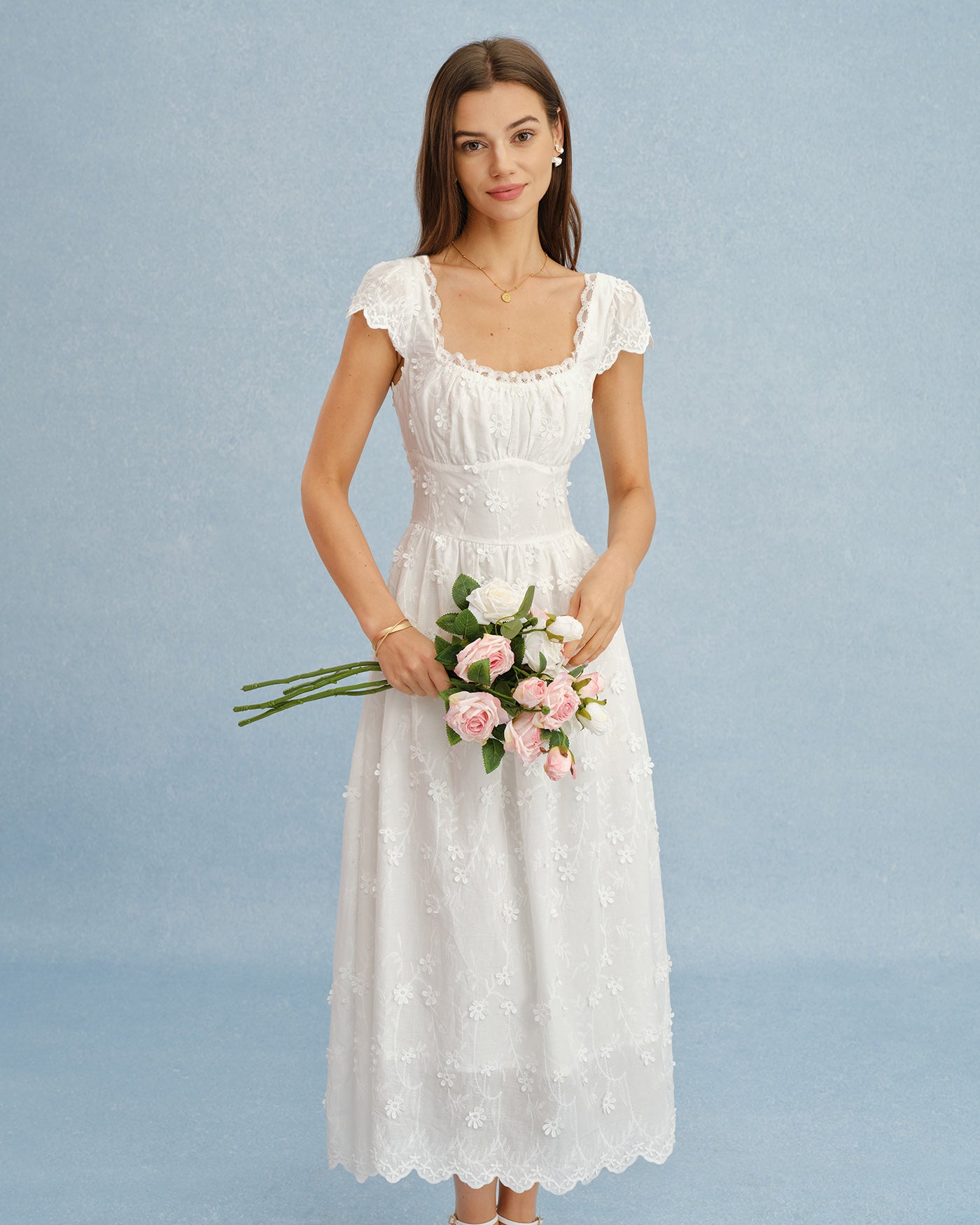 Vestido longo branco em renda floral com decote quadrado