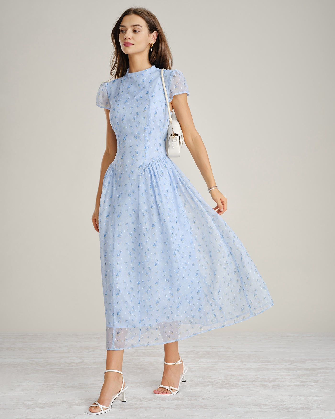 Vestido maxi floral em chiffon com gola alta — Azul