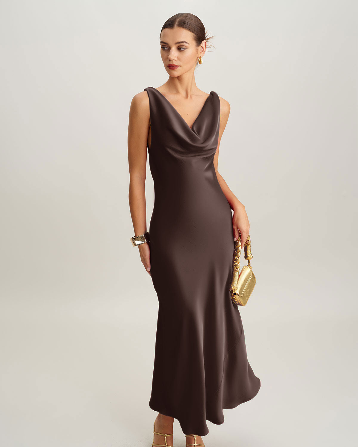 Vestido longo em cetim com gola drapeada — Café