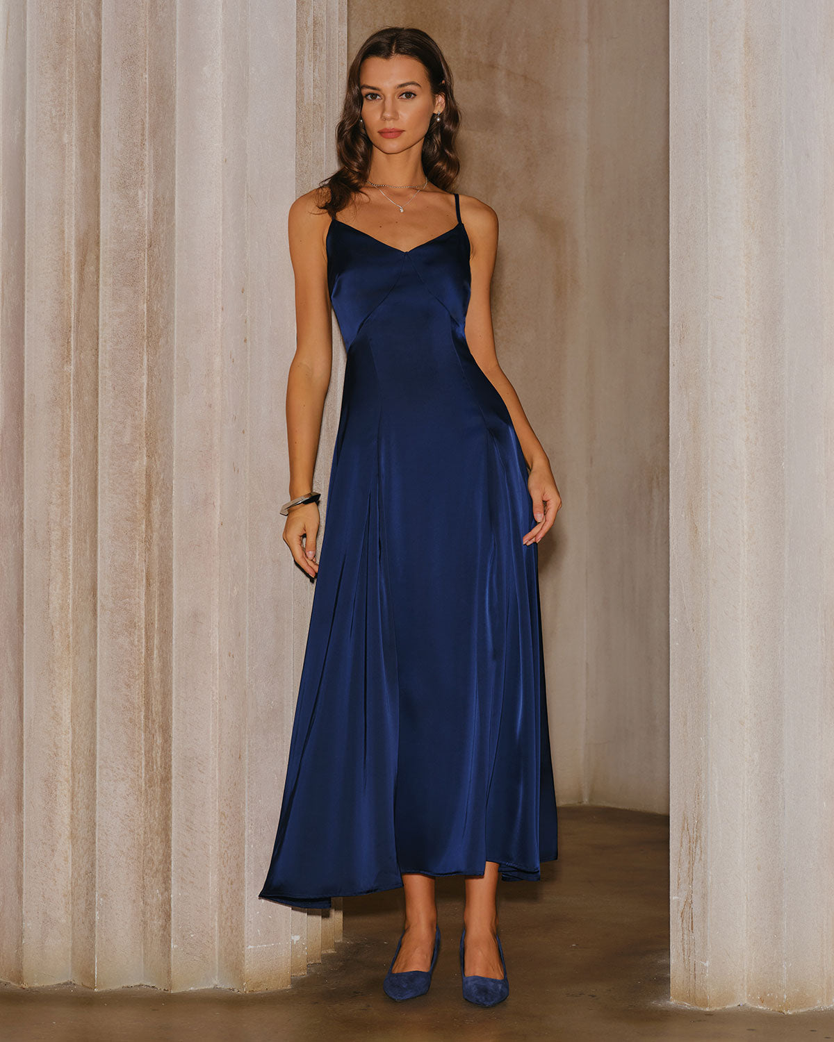 Vestido maxi slip evasê azul-marinho