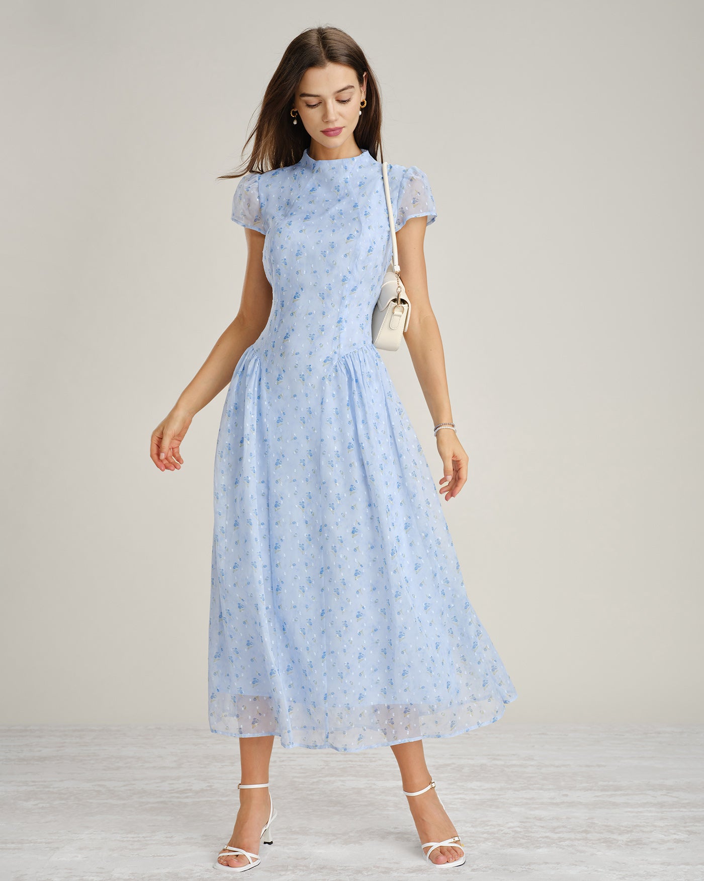 Vestido maxi floral em chiffon com gola alta — Azul